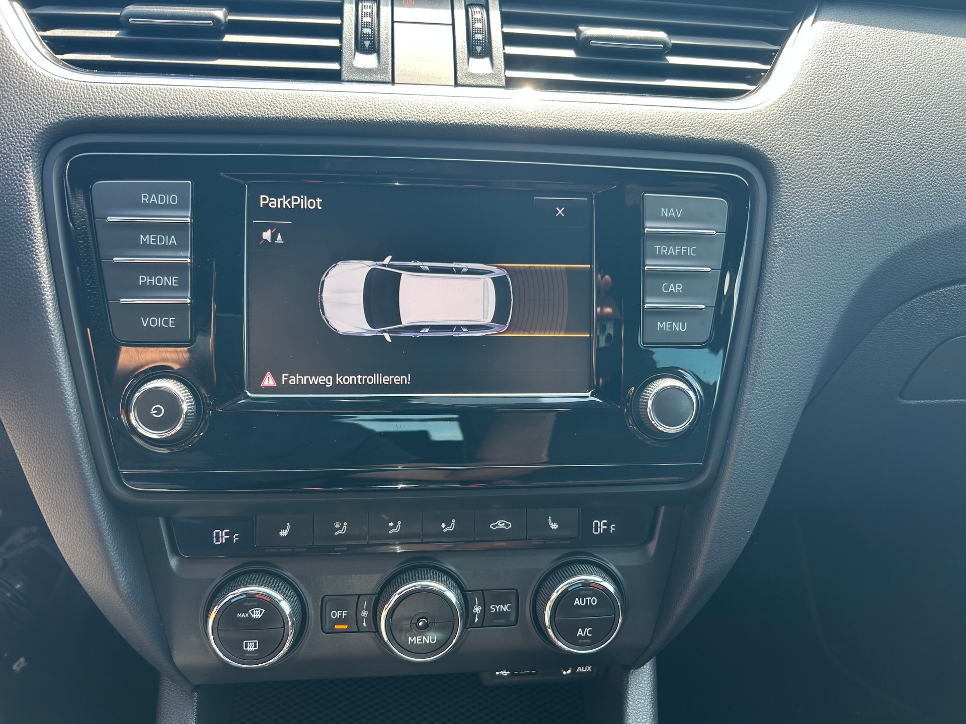 SKODA Octavia Combi 2.0 TSI RS DSG-image-17