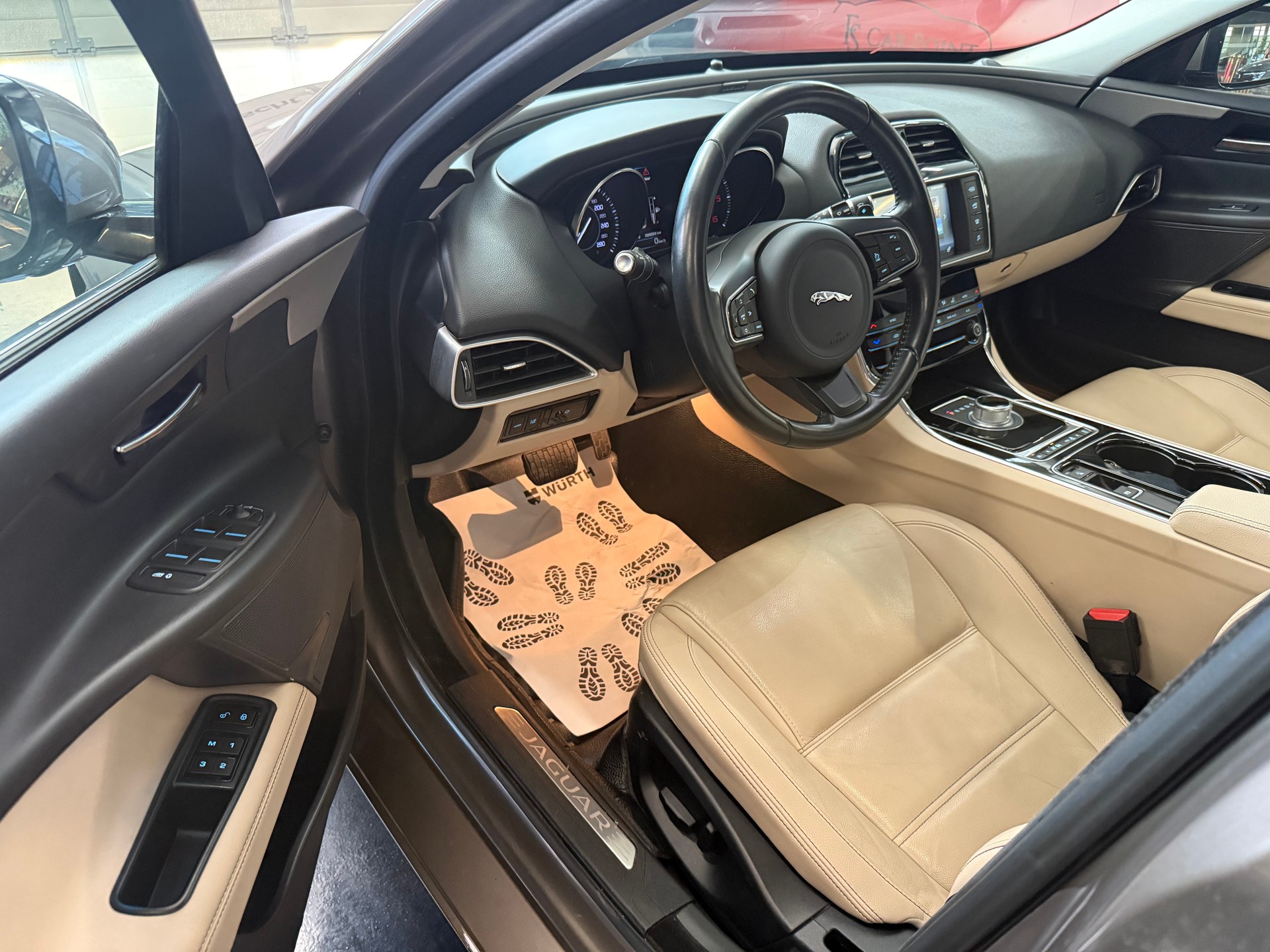 JAGUAR XE 20d Prestige Automat-image-9