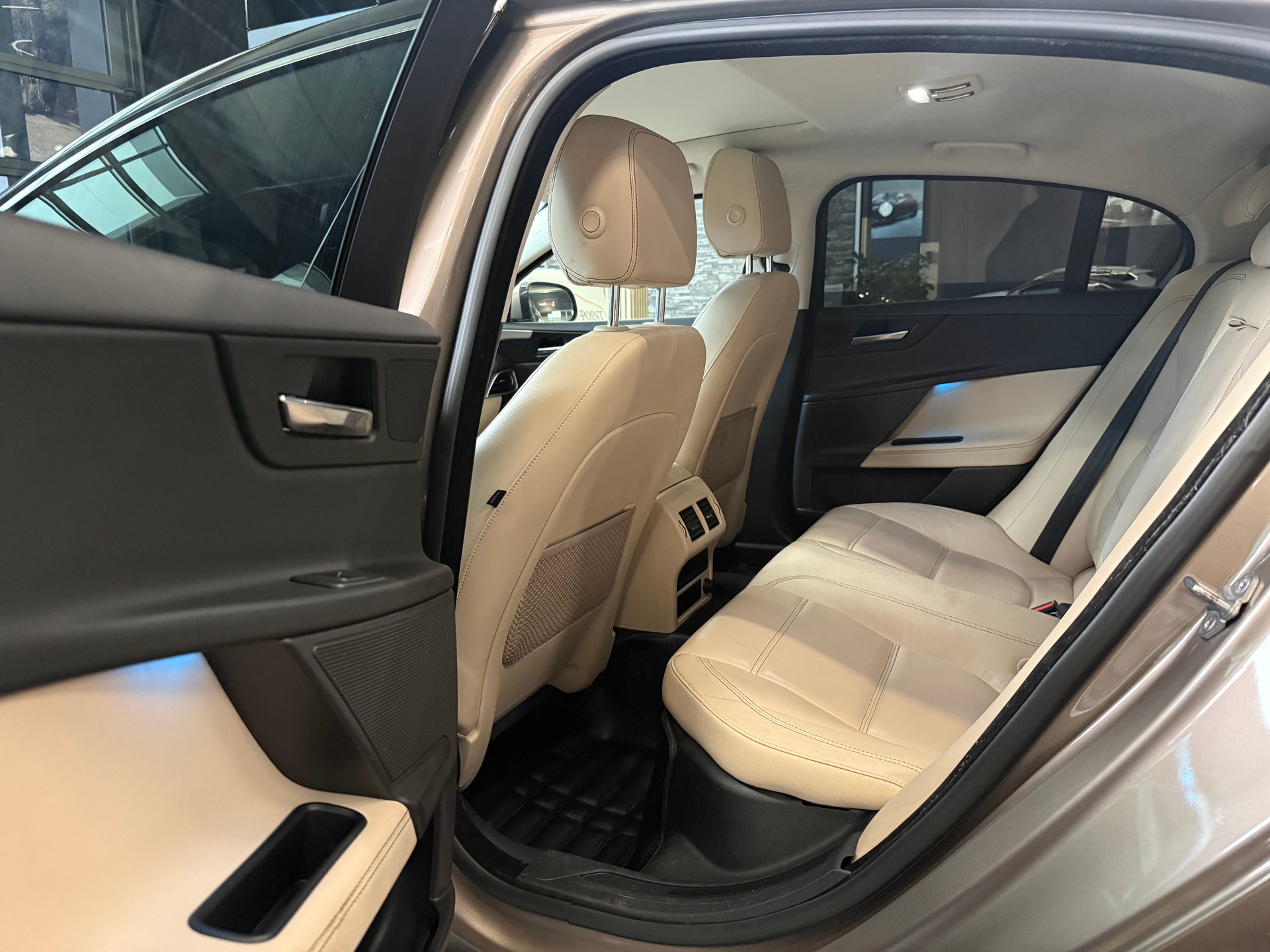 JAGUAR XE 20d Prestige Automat-image-11