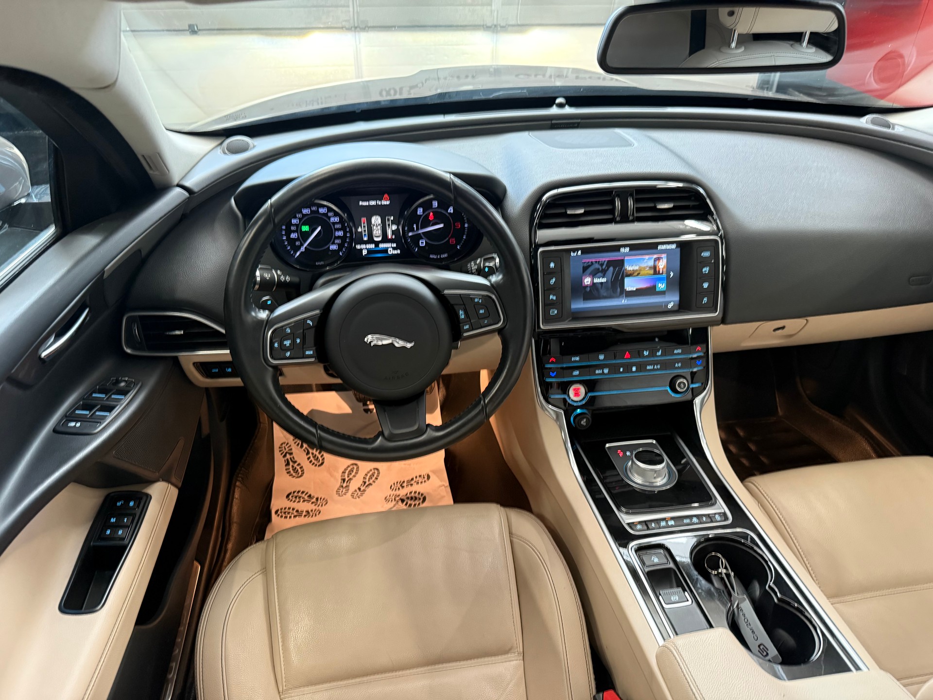 JAGUAR XE 20d Prestige Automat-image-10