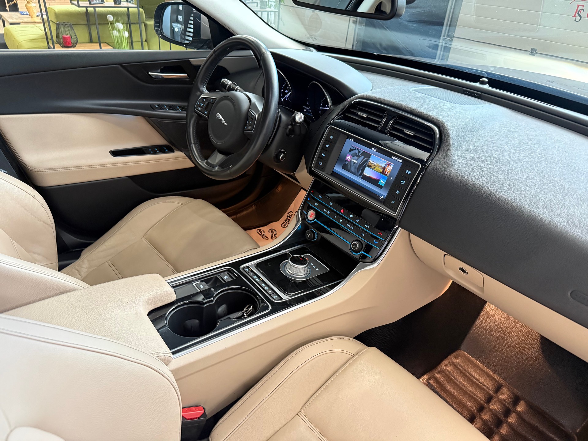JAGUAR XE 20d Prestige Automat-image-13