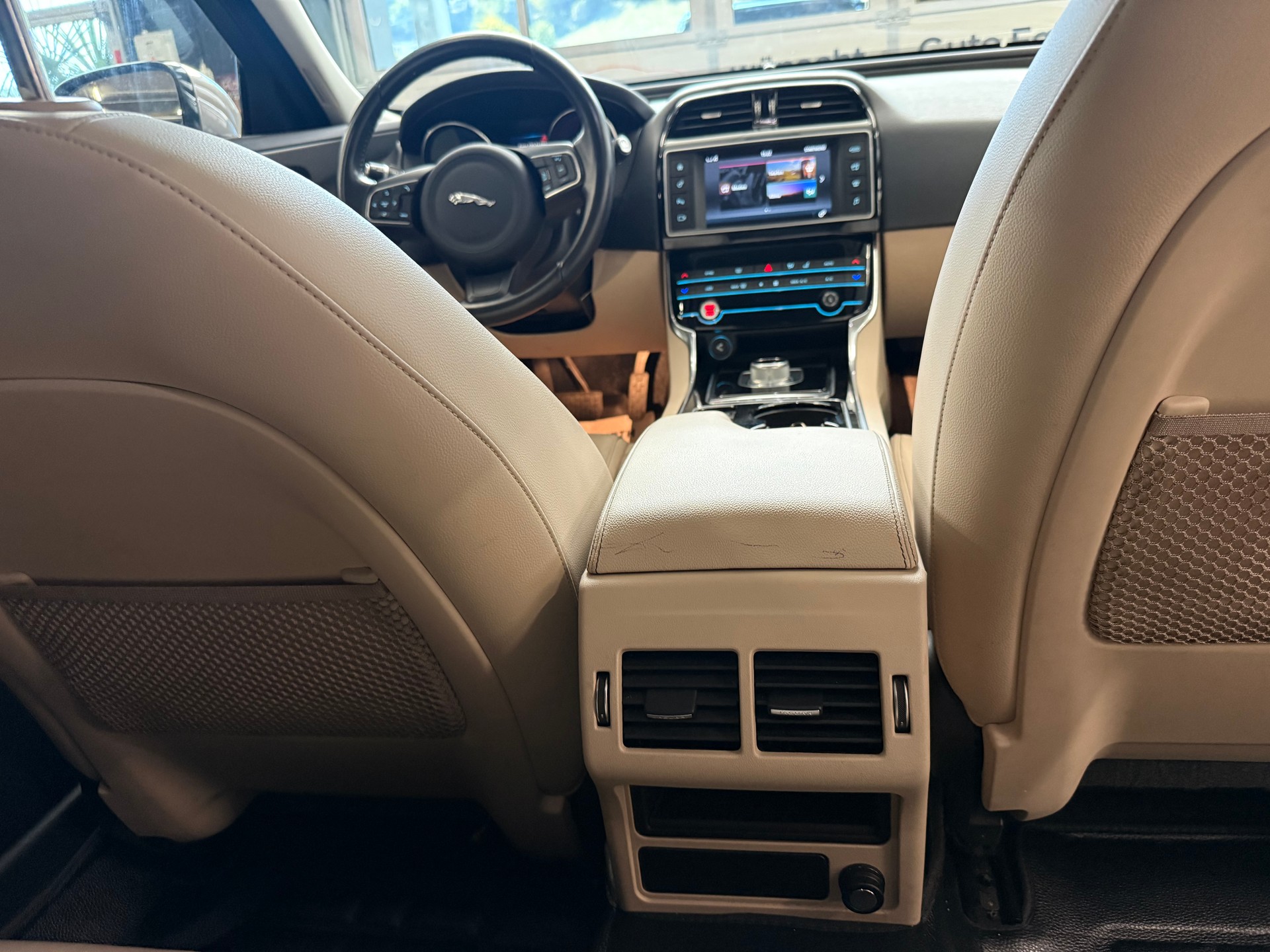JAGUAR XE 20d Prestige Automat-image-16