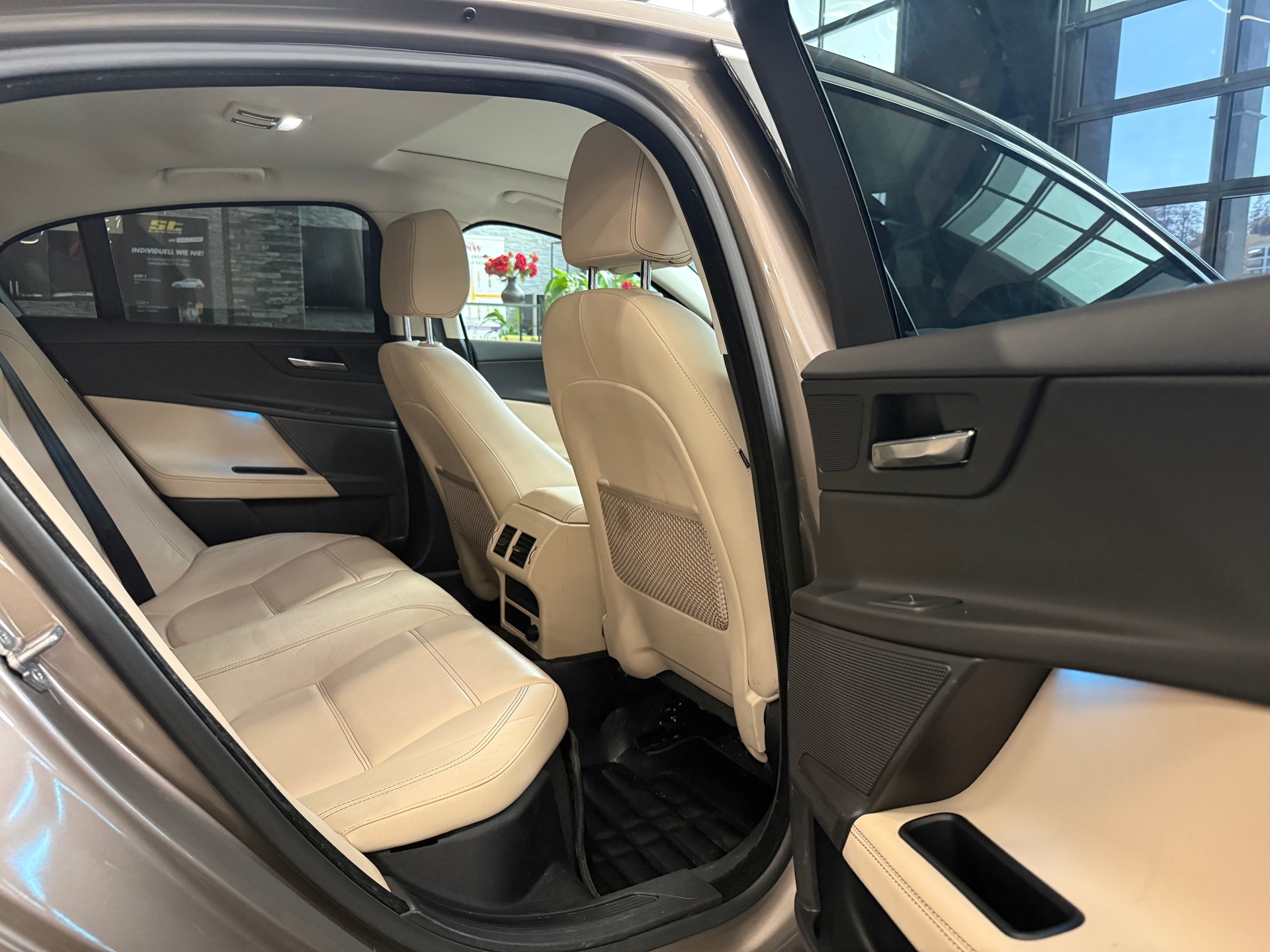 JAGUAR XE 20d Prestige Automat-image-12