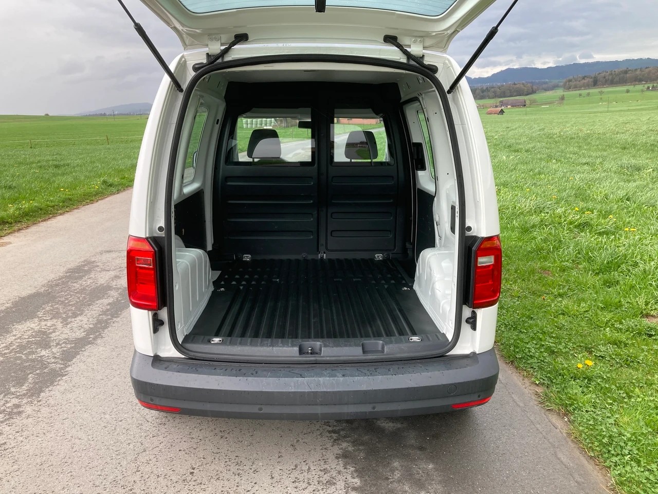 VW Caddy 2.0TDI BlueMotion Technology-image-5