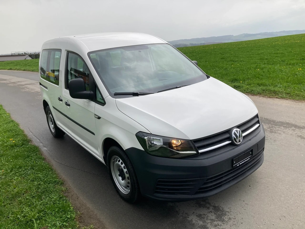 VW Caddy 2.0TDI BlueMotion Technology-image-1