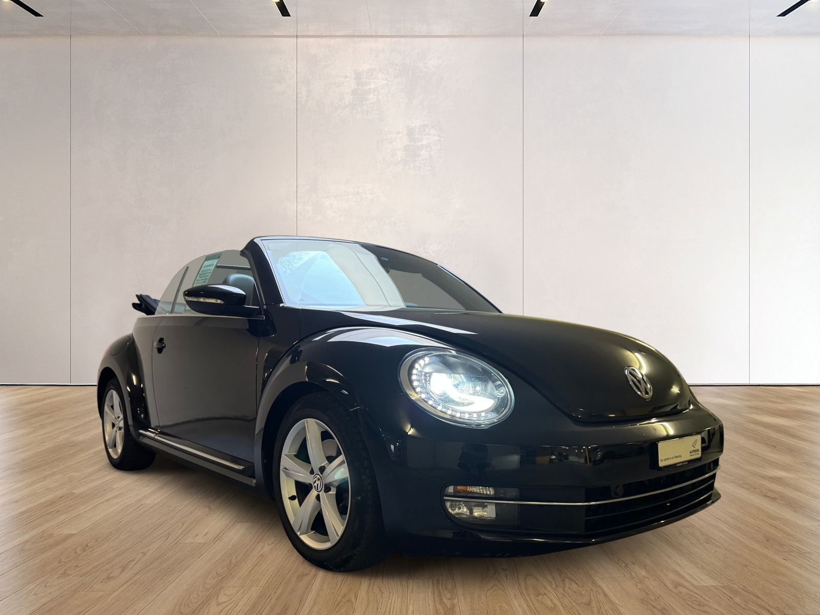 VW Beetle Cabrio 1.4 TSI Sport DSG-image-2