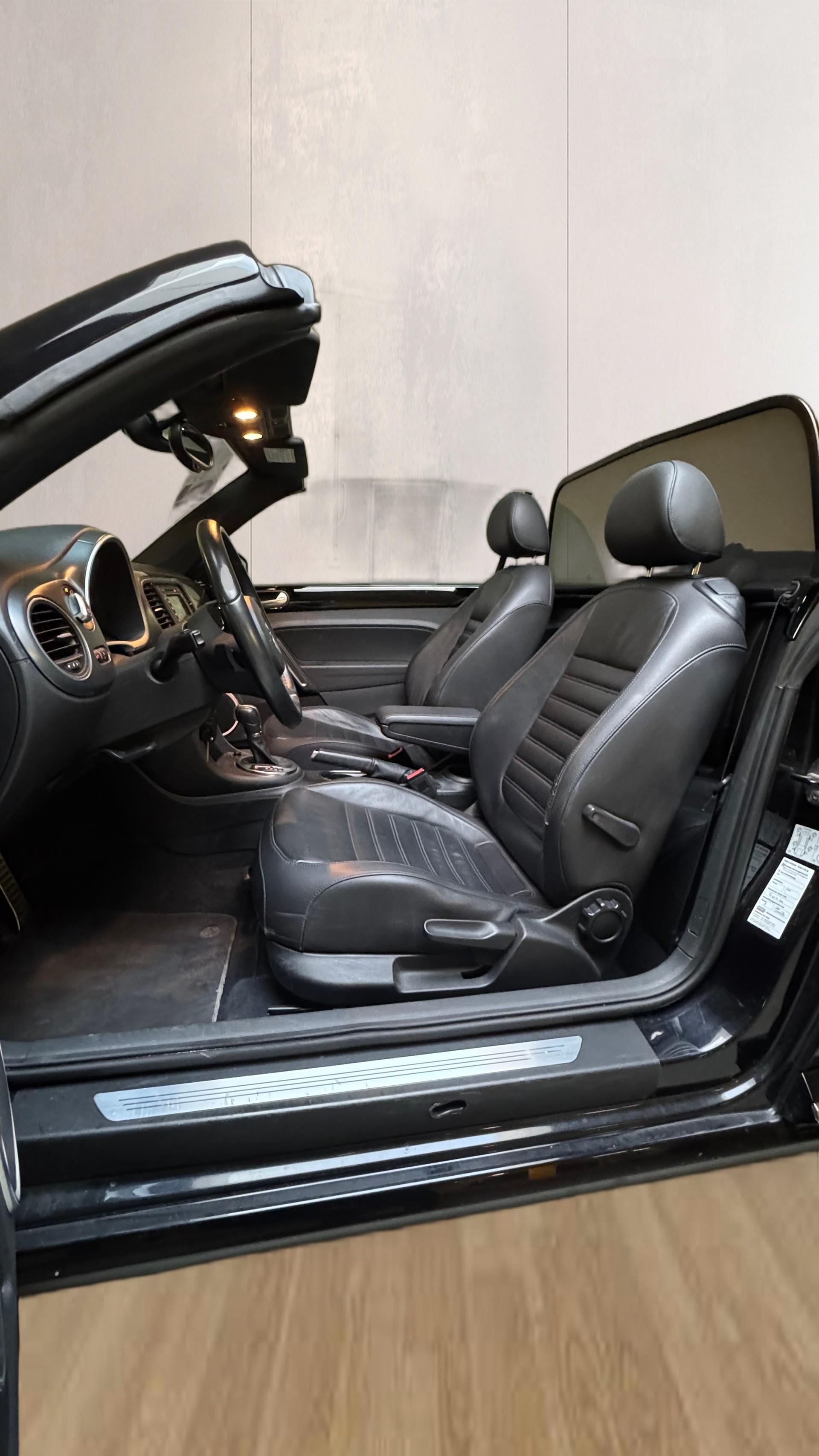 VW Beetle Cabrio 1.4 TSI Sport DSG-image-13