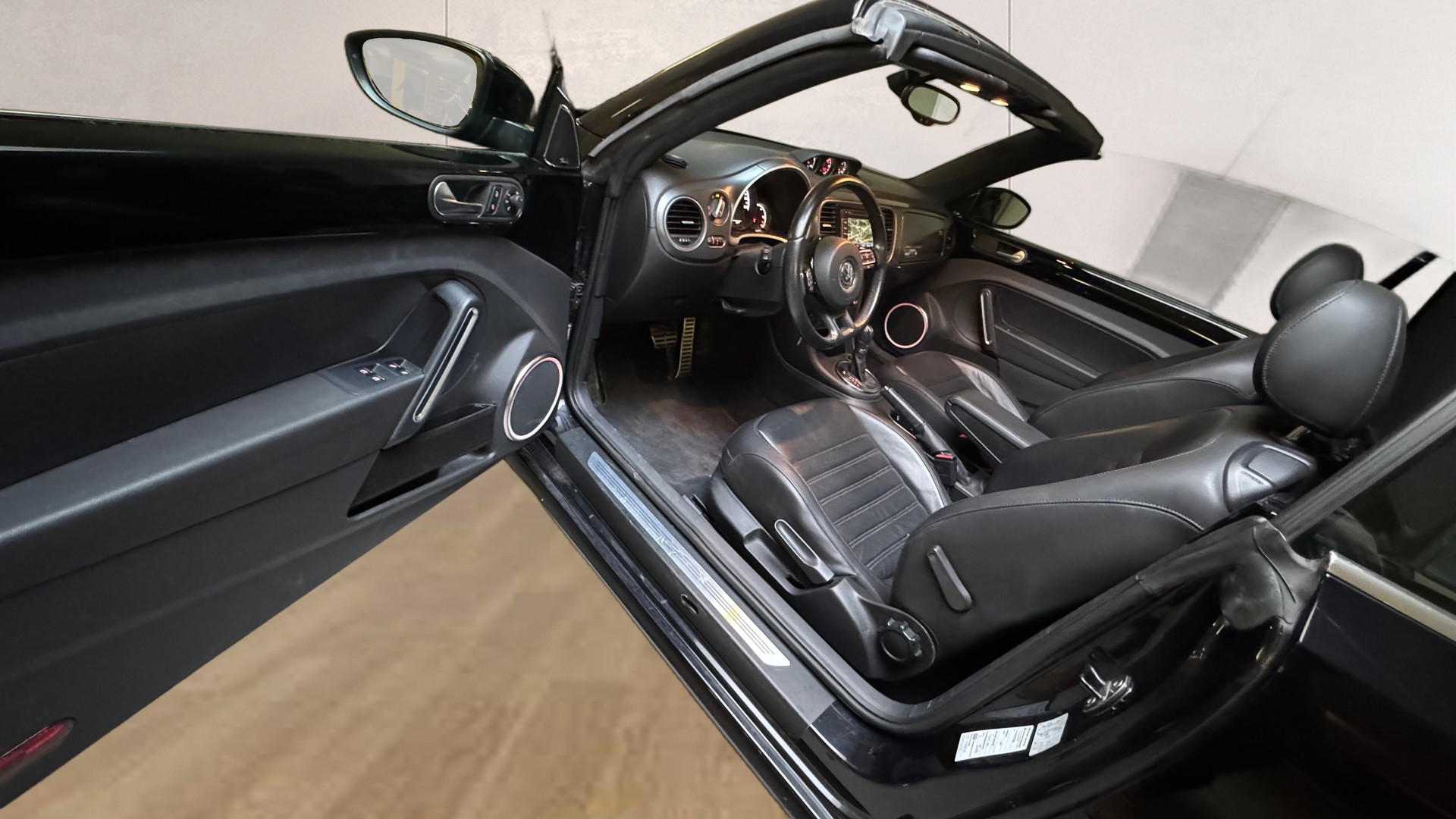 VW Beetle Cabrio 1.4 TSI Sport DSG-image-12