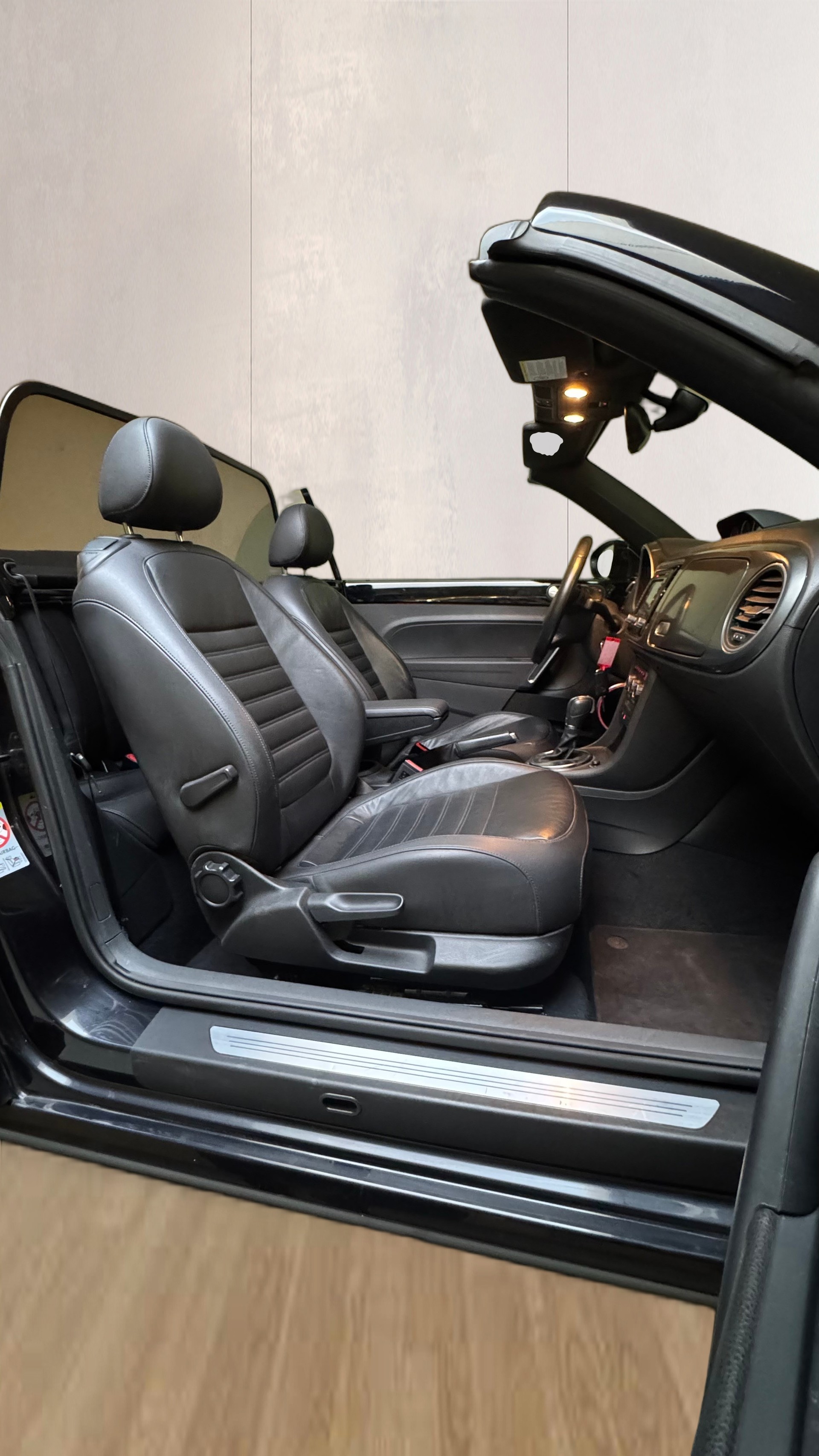 VW Beetle Cabrio 1.4 TSI Sport DSG-image-16