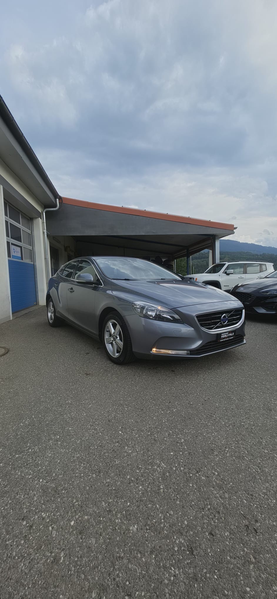 VOLVO V40 D3 Momentum Geartronic-image-1