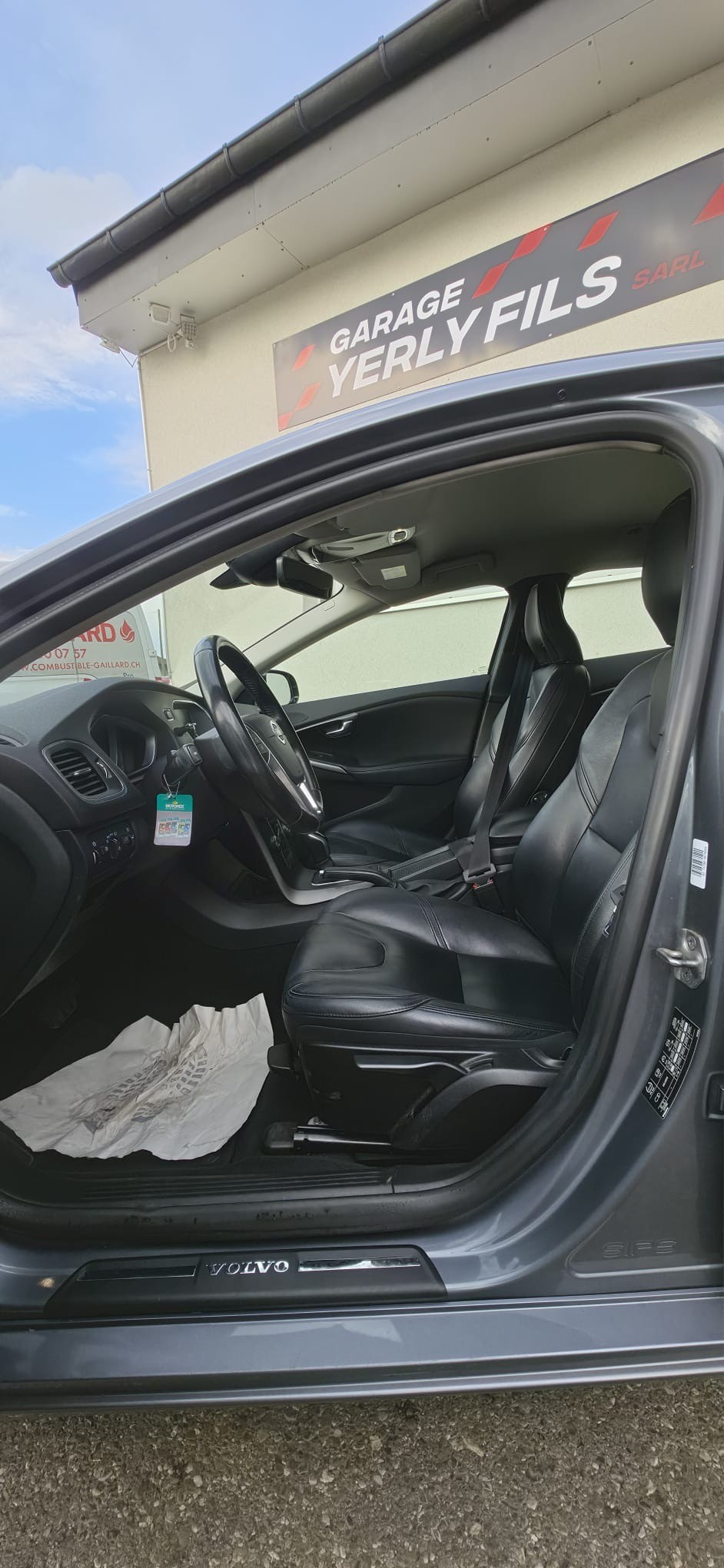 VOLVO V40 D3 Momentum Geartronic-image-5