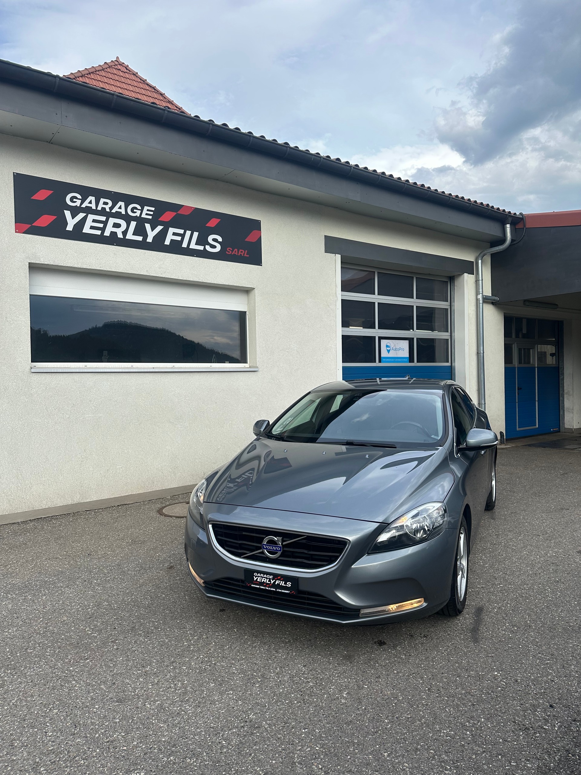 VOLVO V40 D3 Momentum Geartronic-image-0