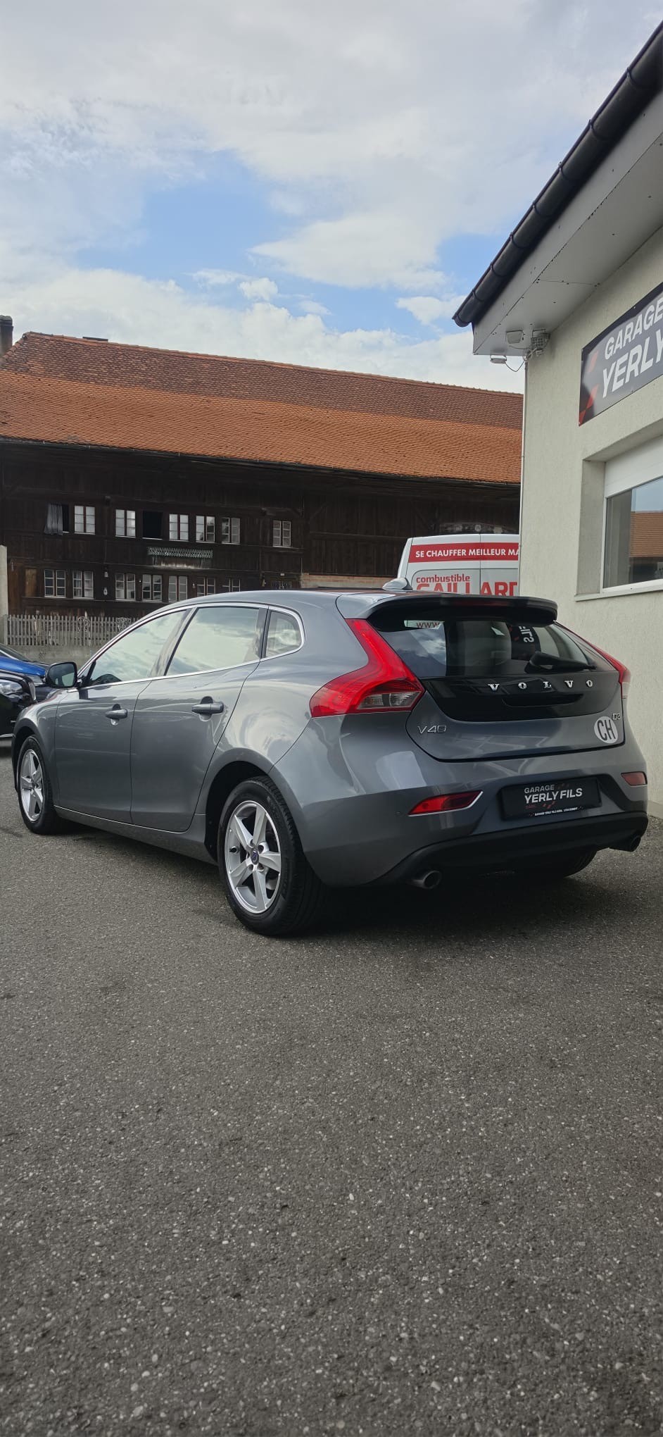 VOLVO V40 D3 Momentum Geartronic-image-2