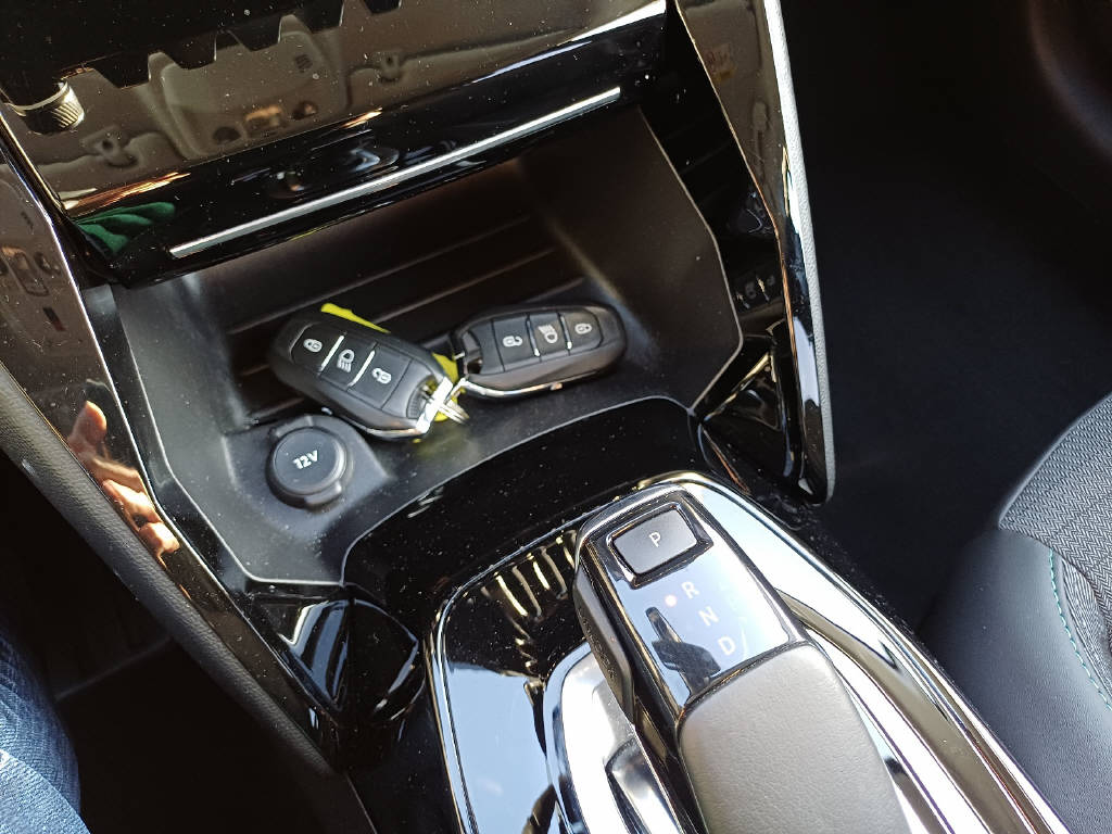 PEUGEOT 208 1.2 PureTech 100 Allure-image-10