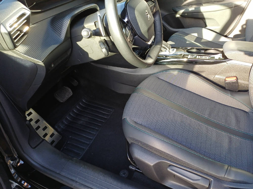 PEUGEOT 208 1.2 PureTech 100 Allure-image-3