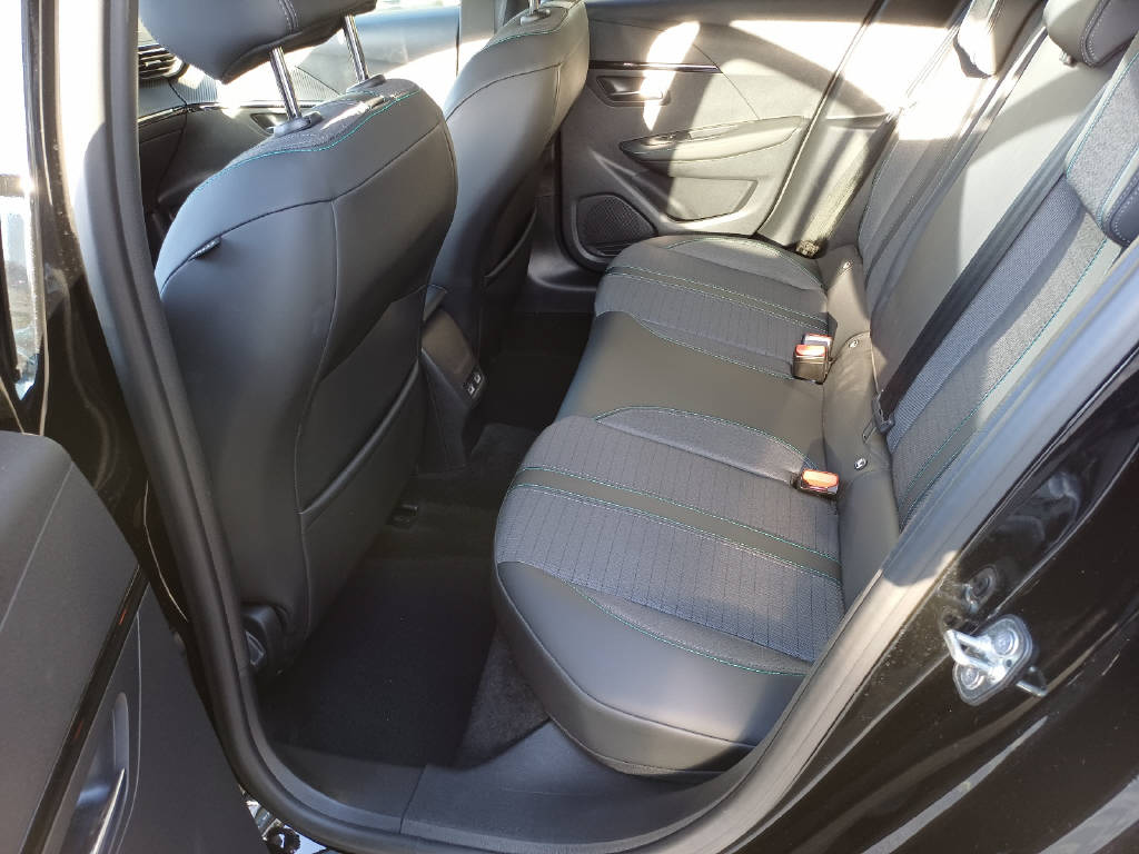 PEUGEOT 208 1.2 PureTech 100 Allure-image-12