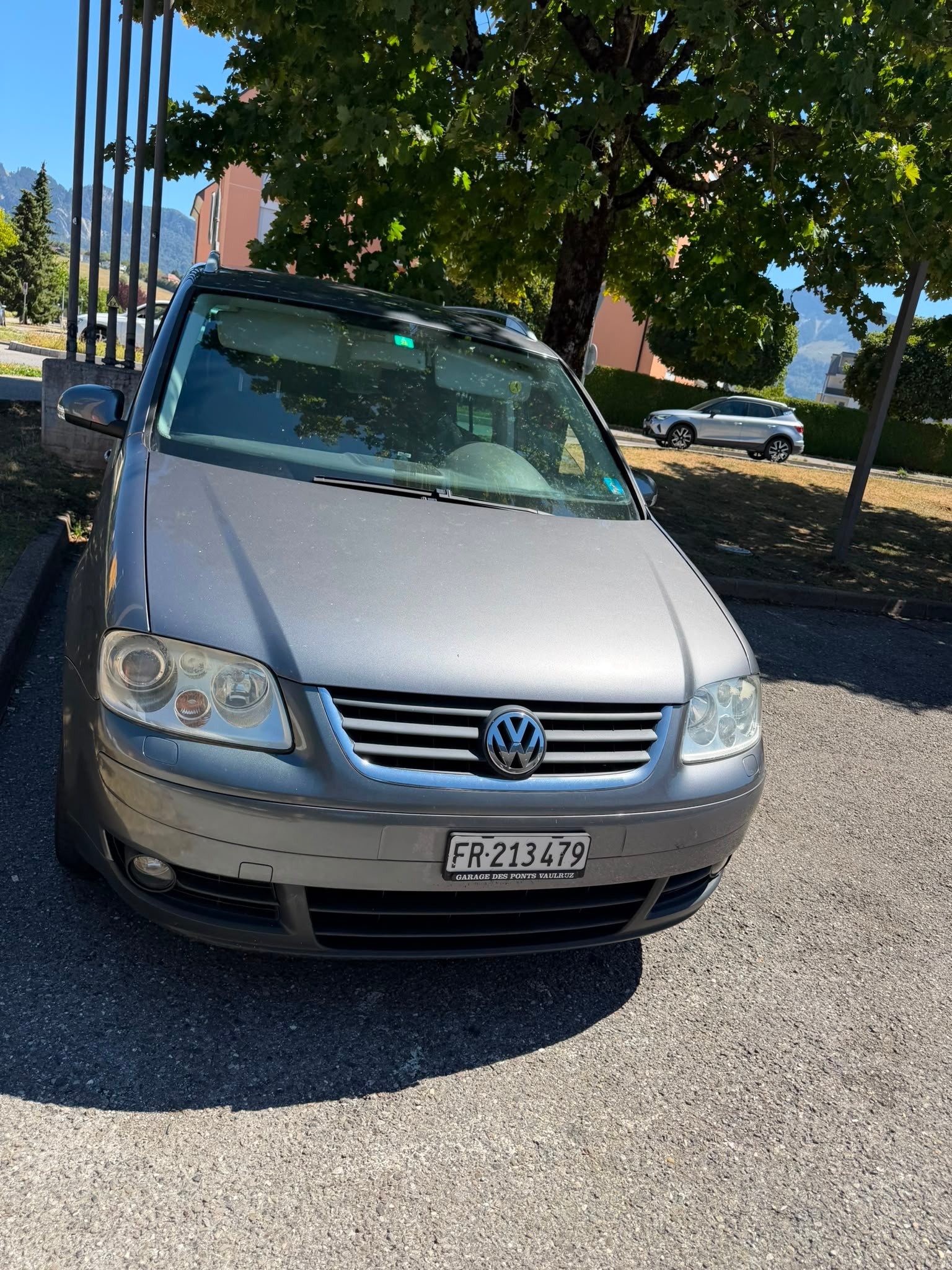 VW Touran 2.0 FSI Highline-image-5