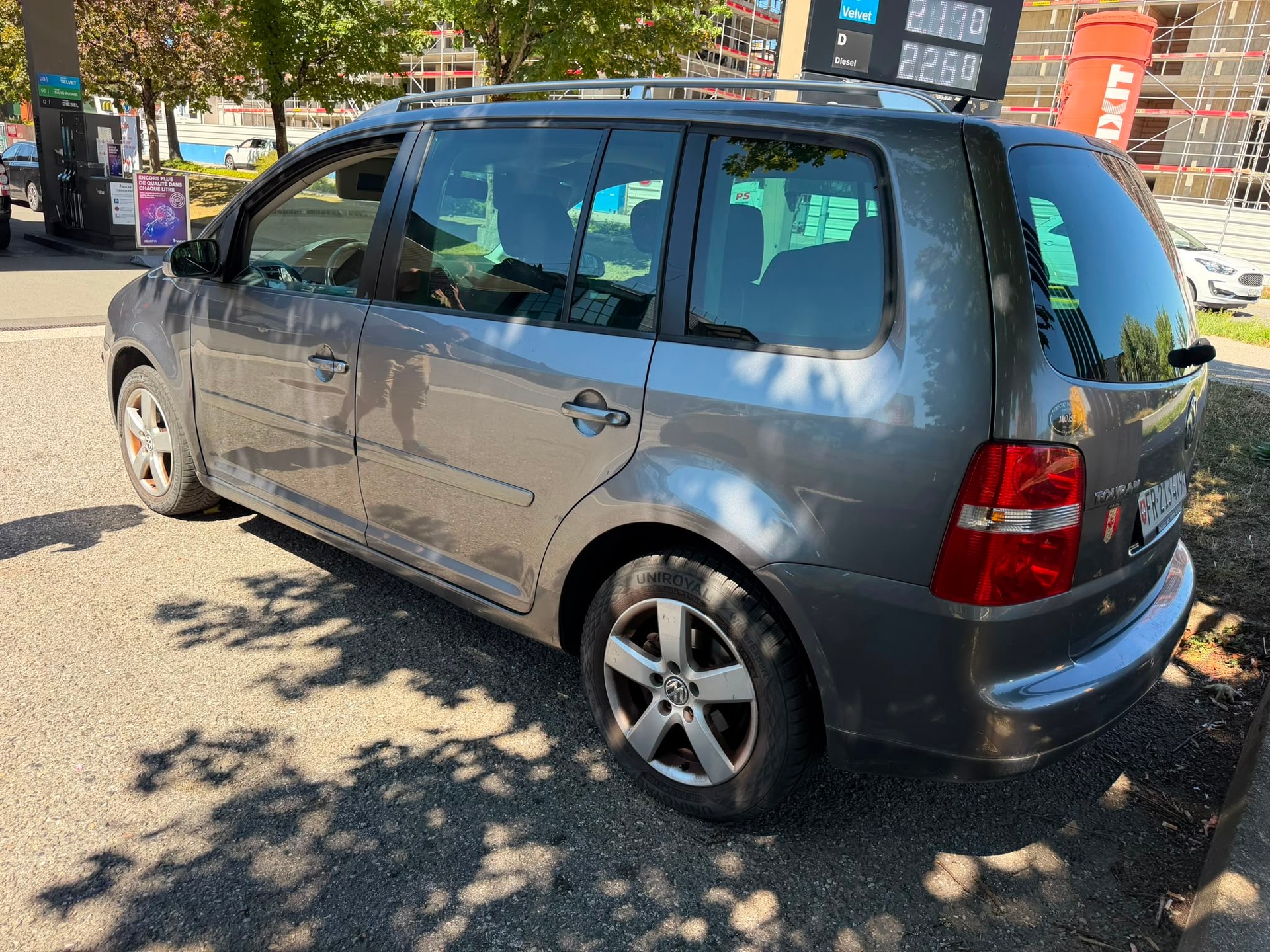 VW Touran 2.0 FSI Highline-image-2