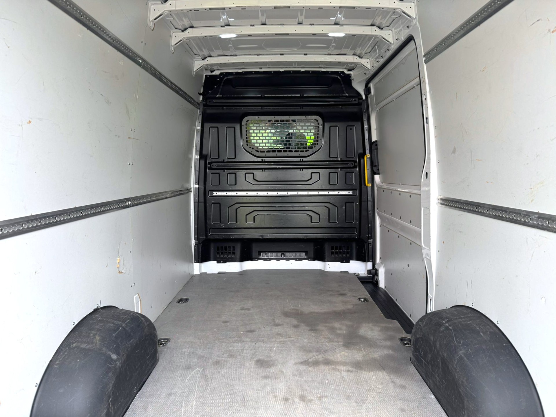 VW Crafter 35 2.0 TDI L3 AT-image-18