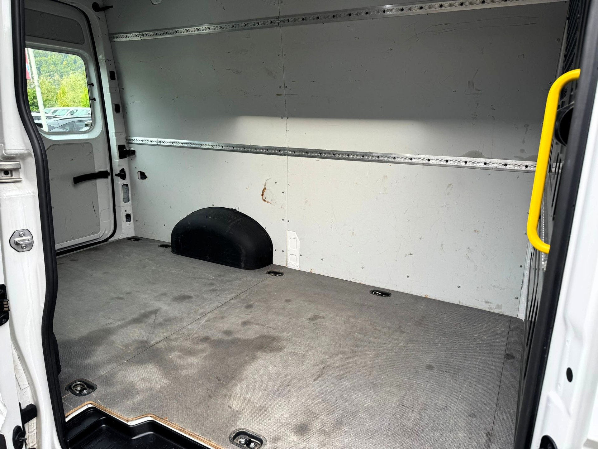VW Crafter 35 2.0 TDI L3 AT-image-9
