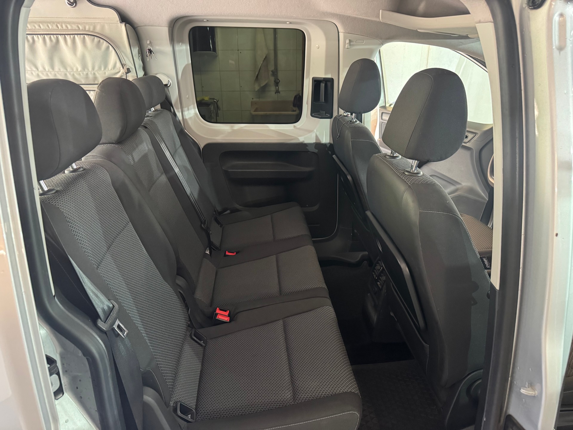 VW Caddy 2.0 TDI Family Beach-image-11