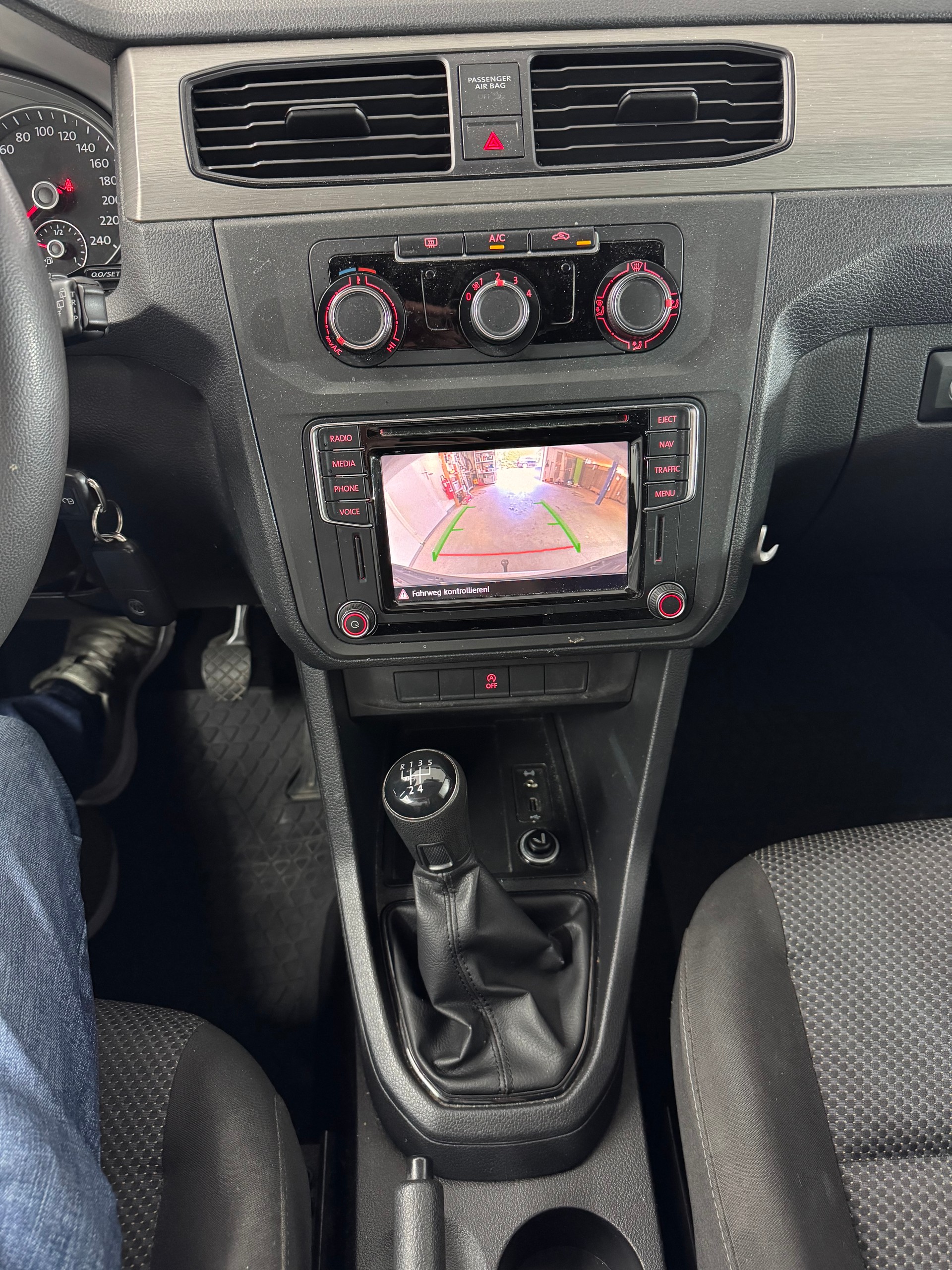 VW Caddy 2.0 TDI Family Beach-image-13