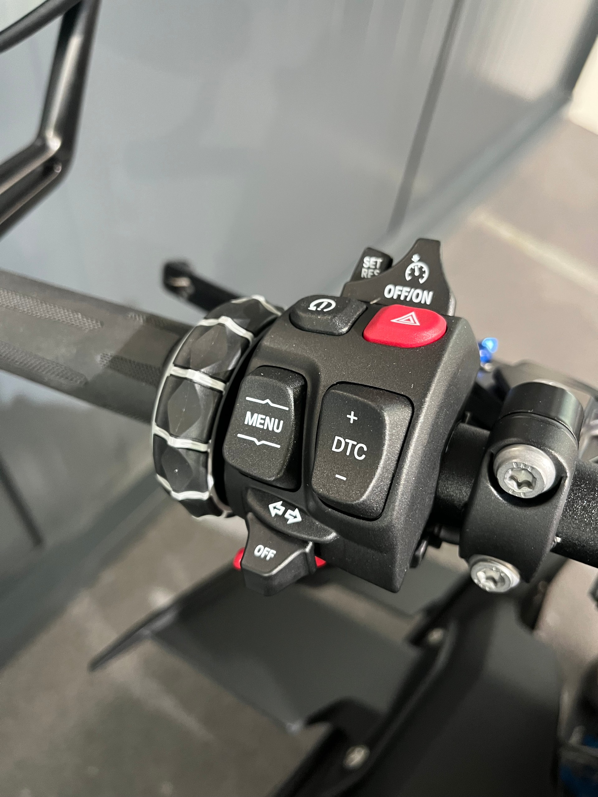 BMW M 1000 R-showroom-element-3