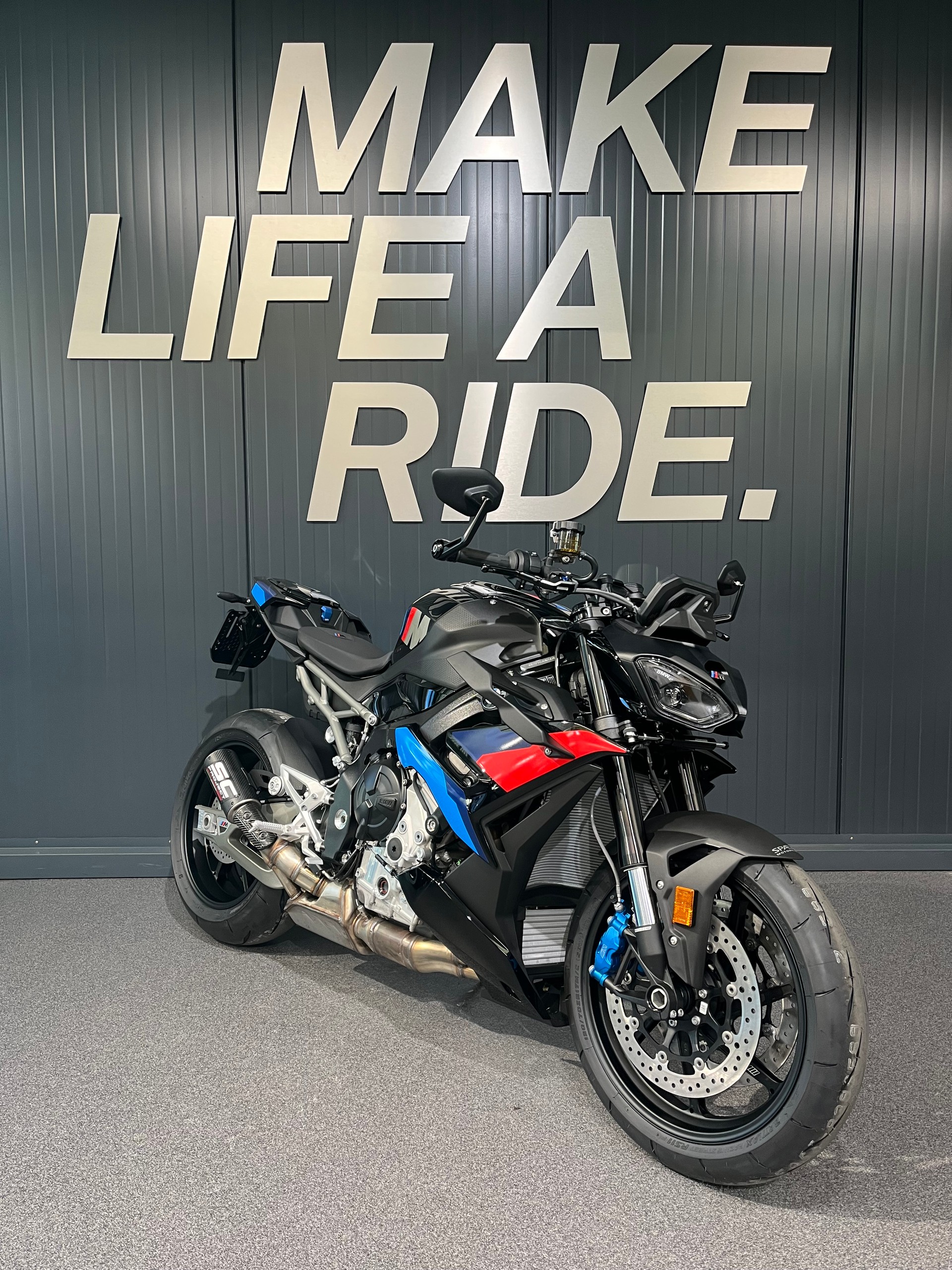 BMW M 1000 R-showroom-element-1