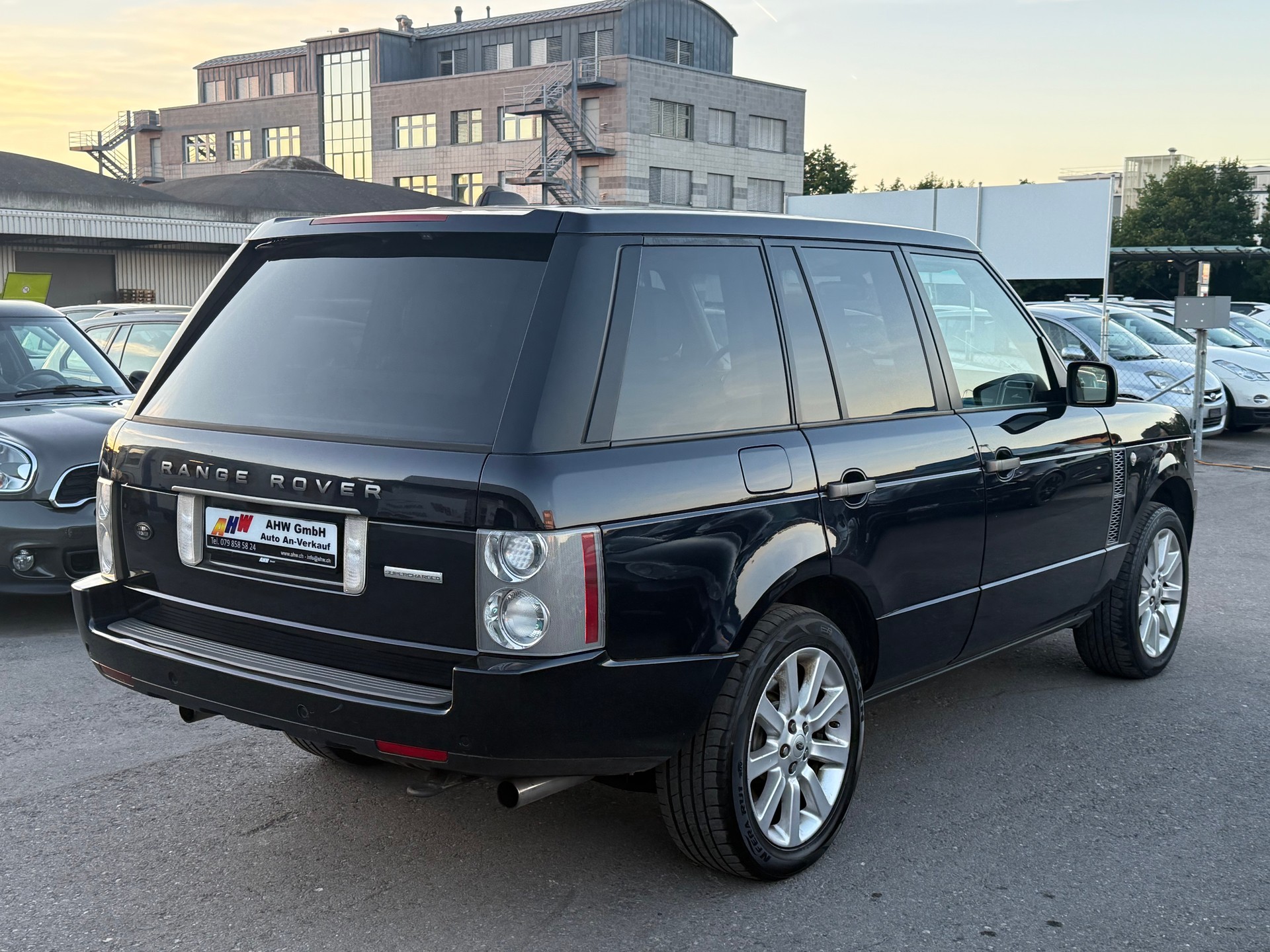 LAND ROVER Range Rover 4.2 V8 SC Automatic / Frisch ab MFK & Service / Rear Seat Entertainment / harman/kardon / Schiebedach Facelift-image-3