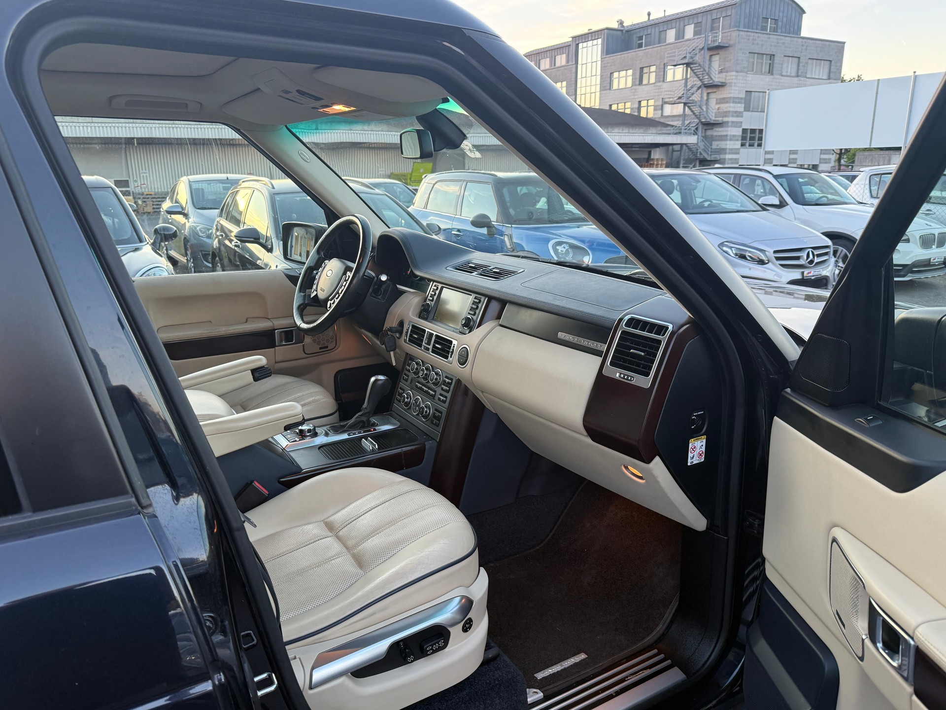 LAND ROVER Range Rover 4.2 V8 SC Automatic / Frisch ab MFK & Service / Rear Seat Entertainment / harman/kardon / Schiebedach Facelift-image-6