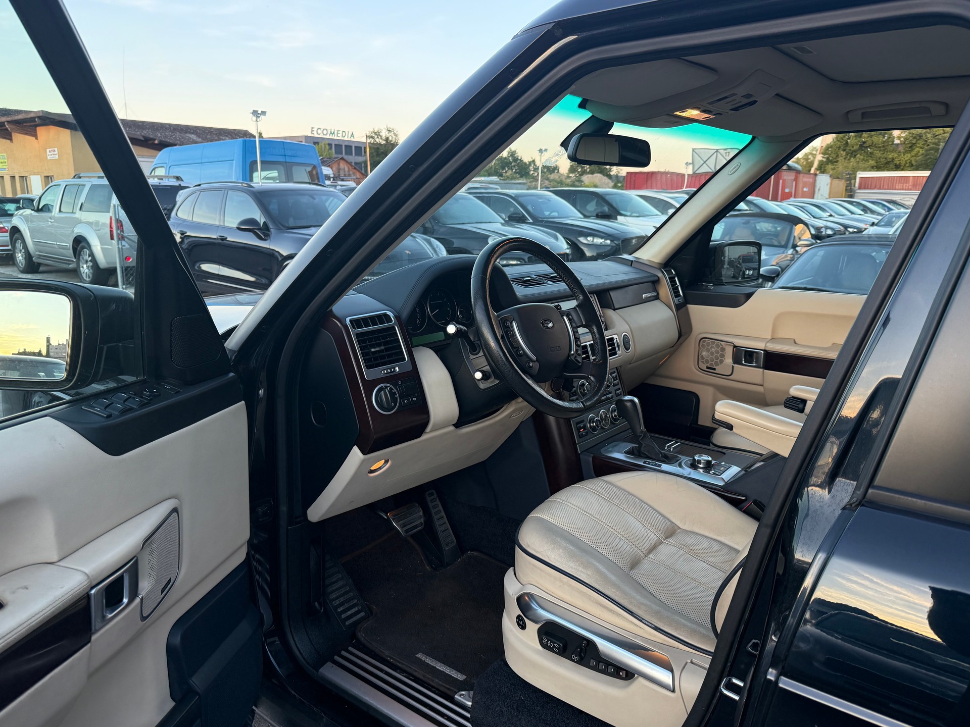 LAND ROVER Range Rover 4.2 V8 SC Automatic / Frisch ab MFK & Service / Rear Seat Entertainment / harman/kardon / Schiebedach Facelift-image-8