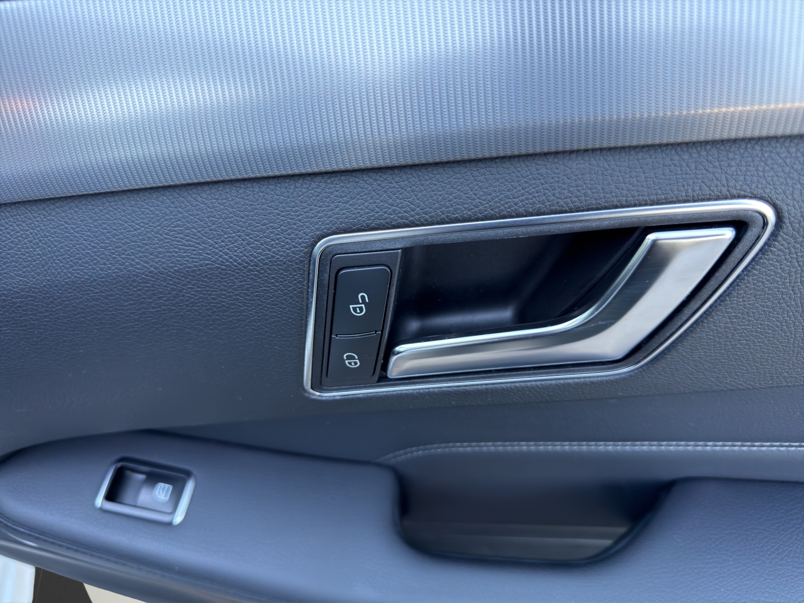 MERCEDES-BENZ E 250 BlueTEC Avantgarde 4Matic 7G-Tronic-image-15