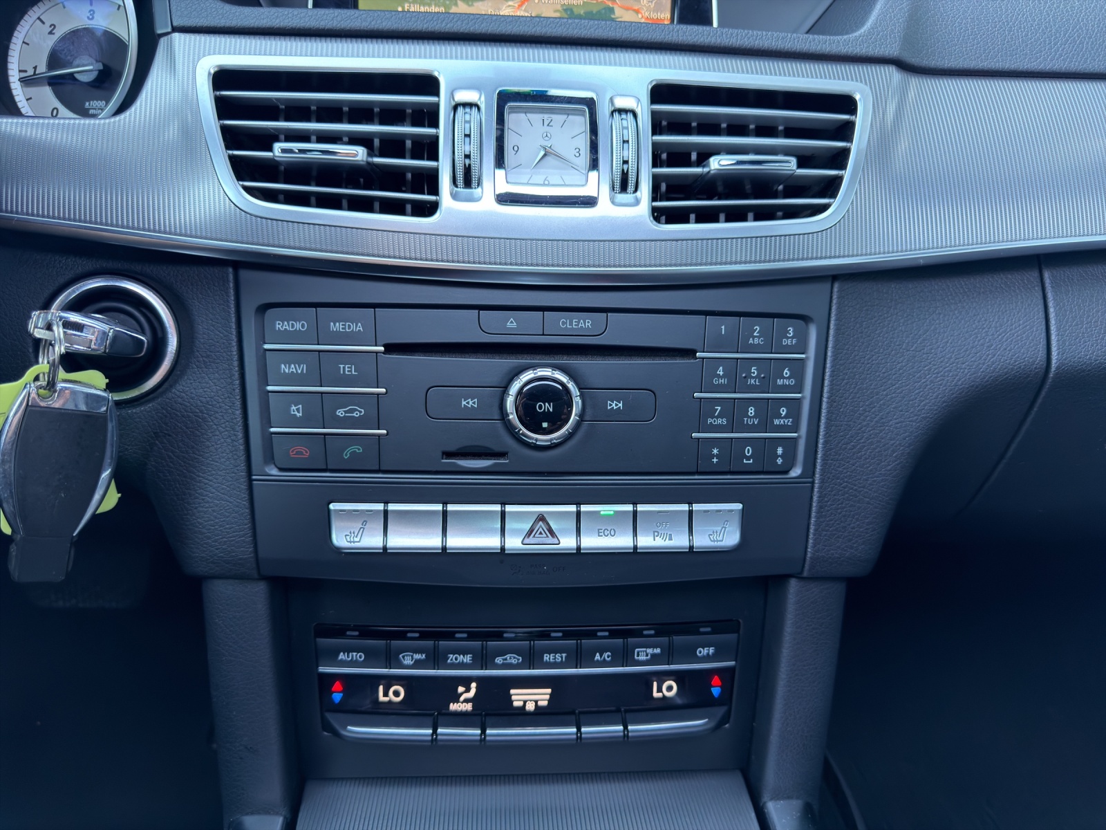 MERCEDES-BENZ E 250 BlueTEC Avantgarde 4Matic 7G-Tronic-image-21