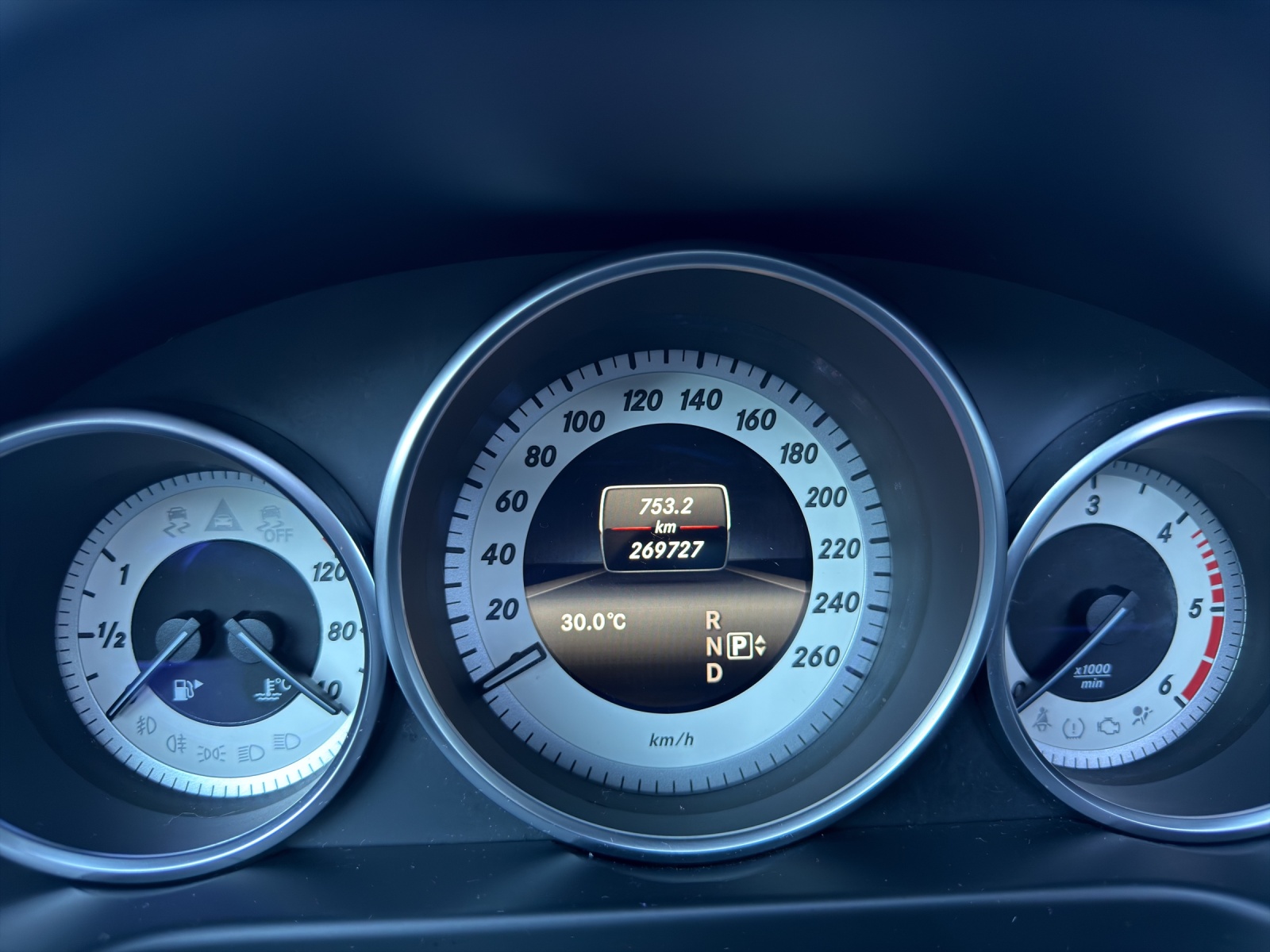 MERCEDES-BENZ E 250 BlueTEC Avantgarde 4Matic 7G-Tronic-image-20