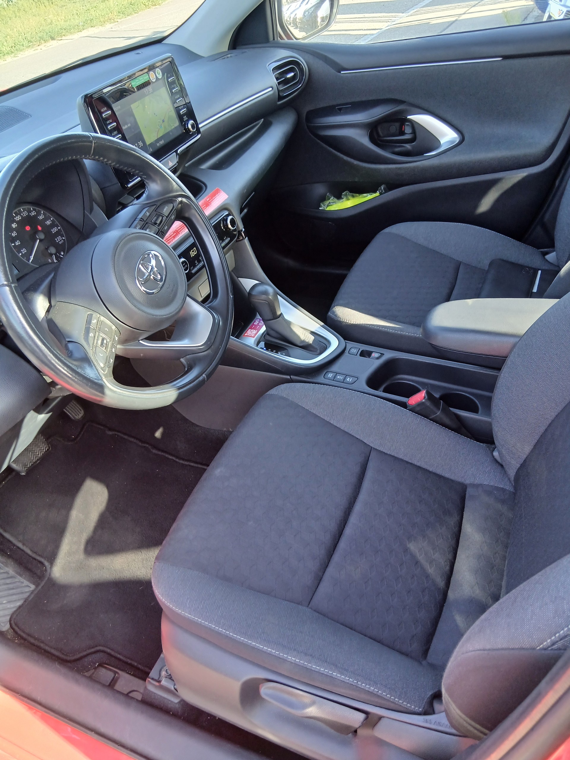 TOYOTA Yaris 1.5 Comfort e-CVT-image-8