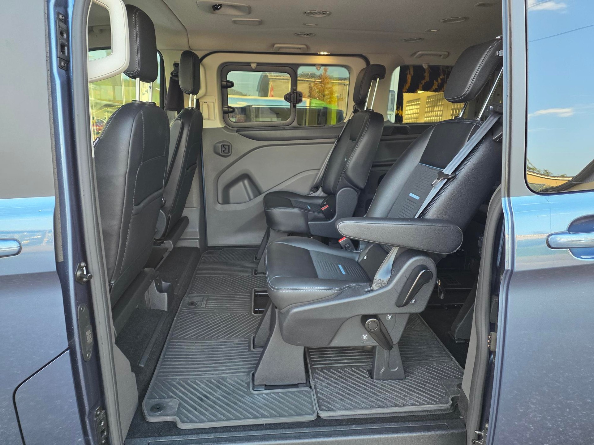 FORD Tourneo Custom 320 L1 2.0 TDCi 170 Active-image-6