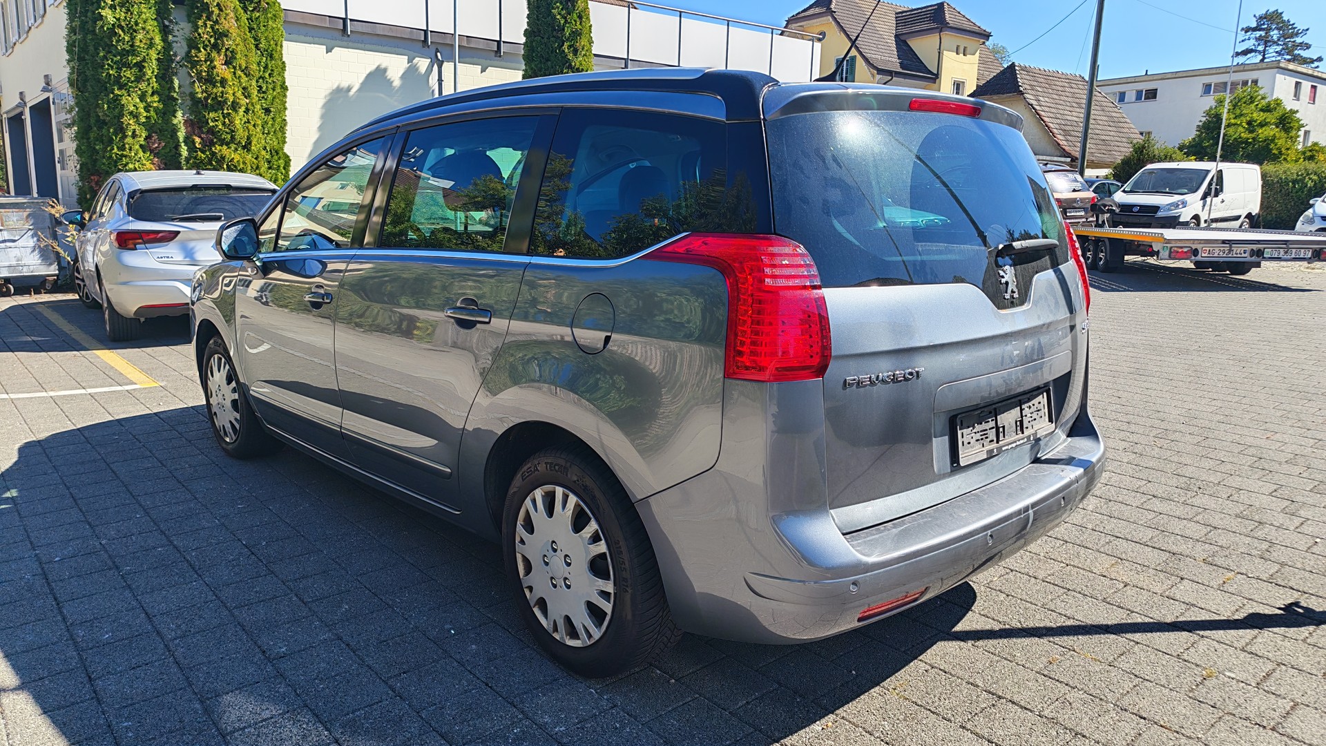 PEUGEOT 5008 1.6 16V T Sport Pack Automatic-image-3