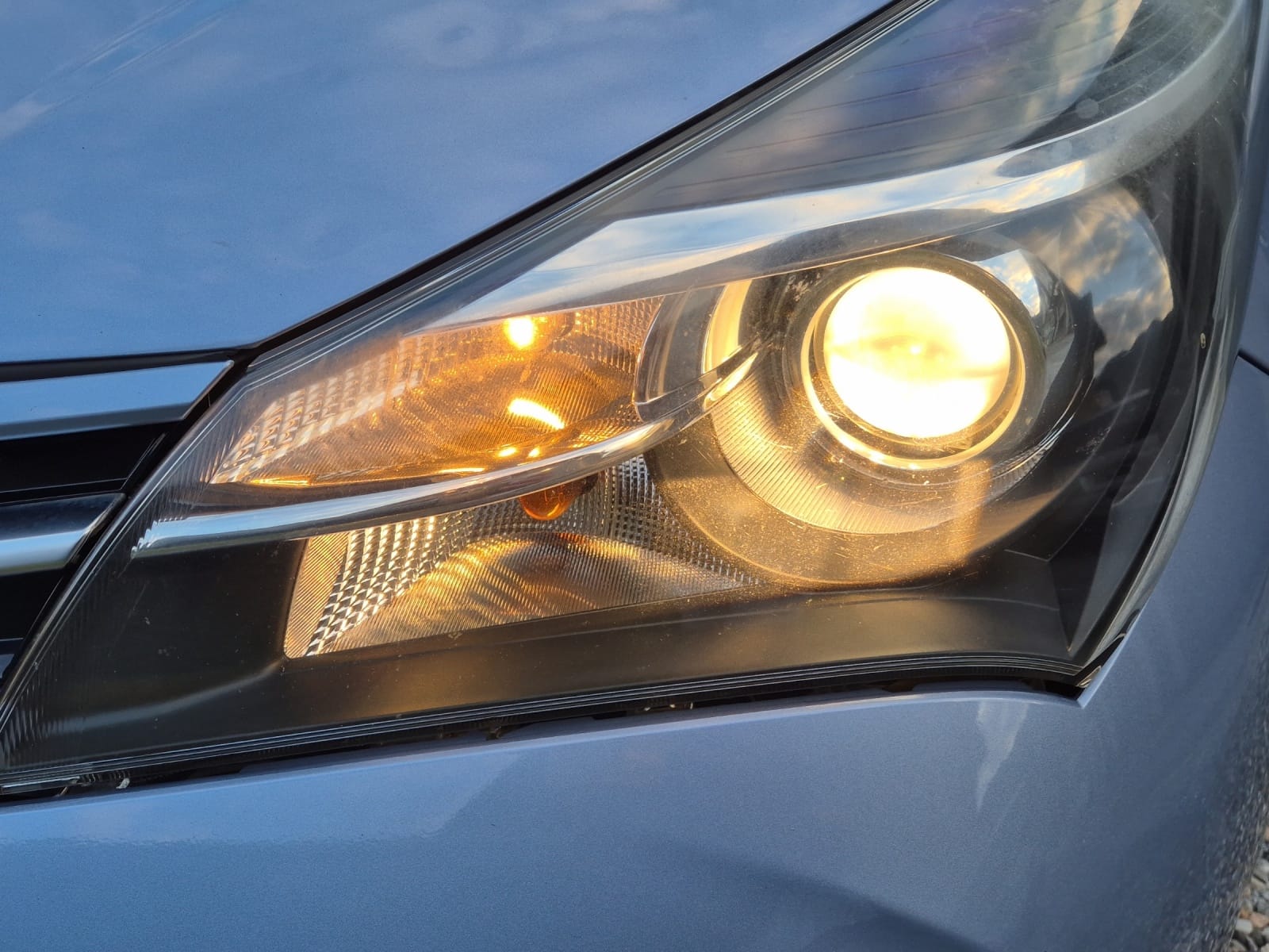 TOYOTA Yaris 1.5 VVT-i Hybrid Luna e-CVT-image-1