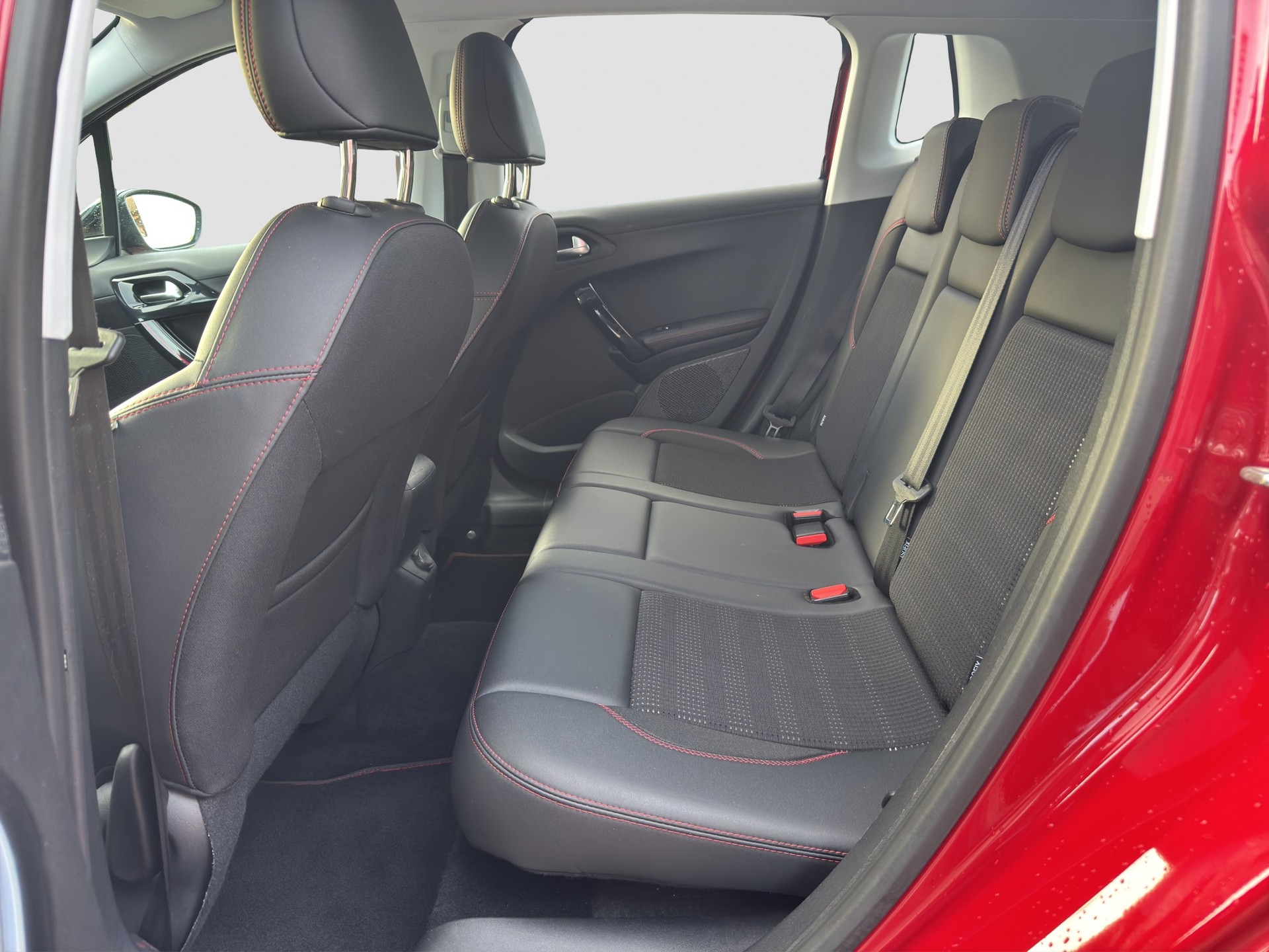 PEUGEOT 2008 1.2 PureTech GT Line-image-15