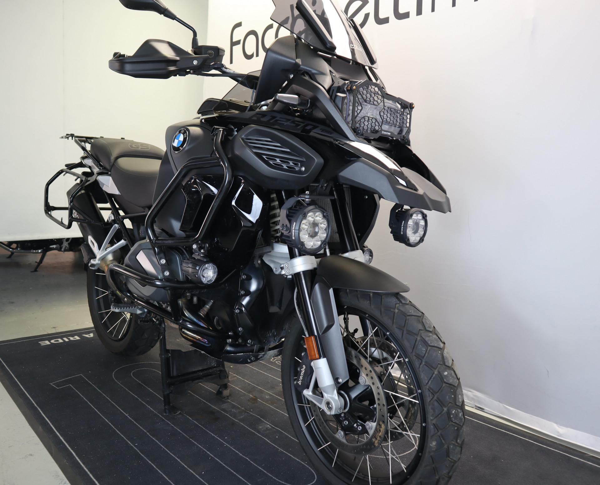 BMW R 1250 GS Adventure Triple Black-showroom-element-3