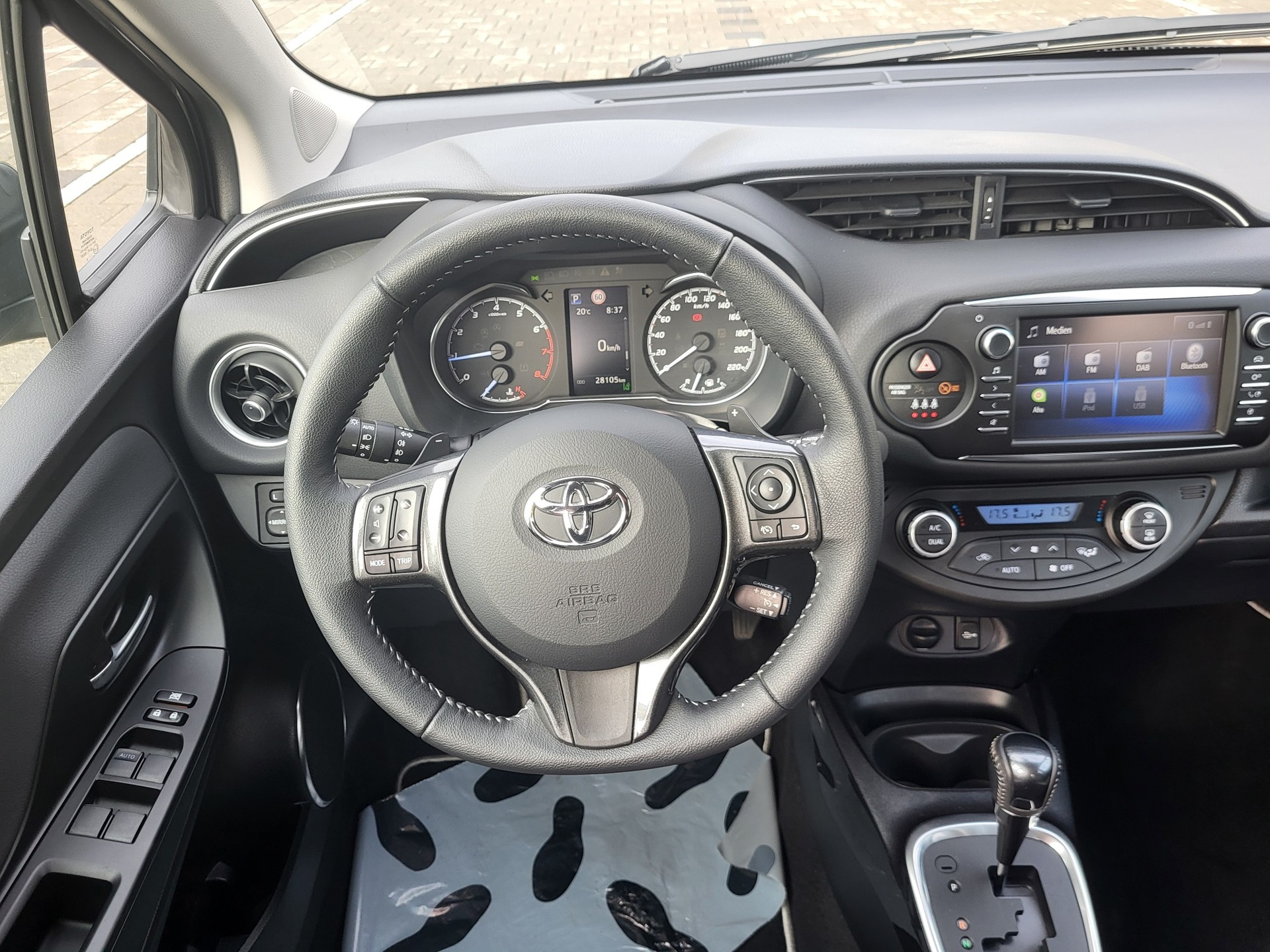 TOYOTA Yaris 1.5 Trend CVT-image-8