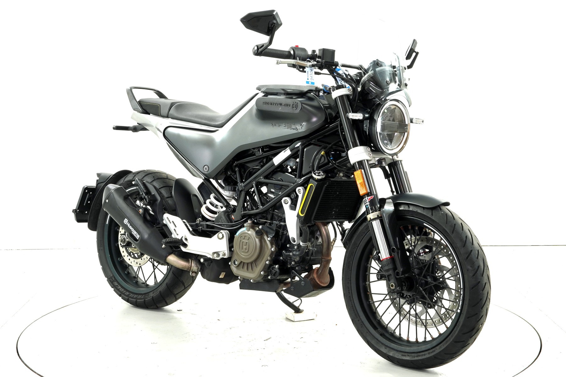 HUSQVARNA 125 Svartpilen ABS-showroom-element-1