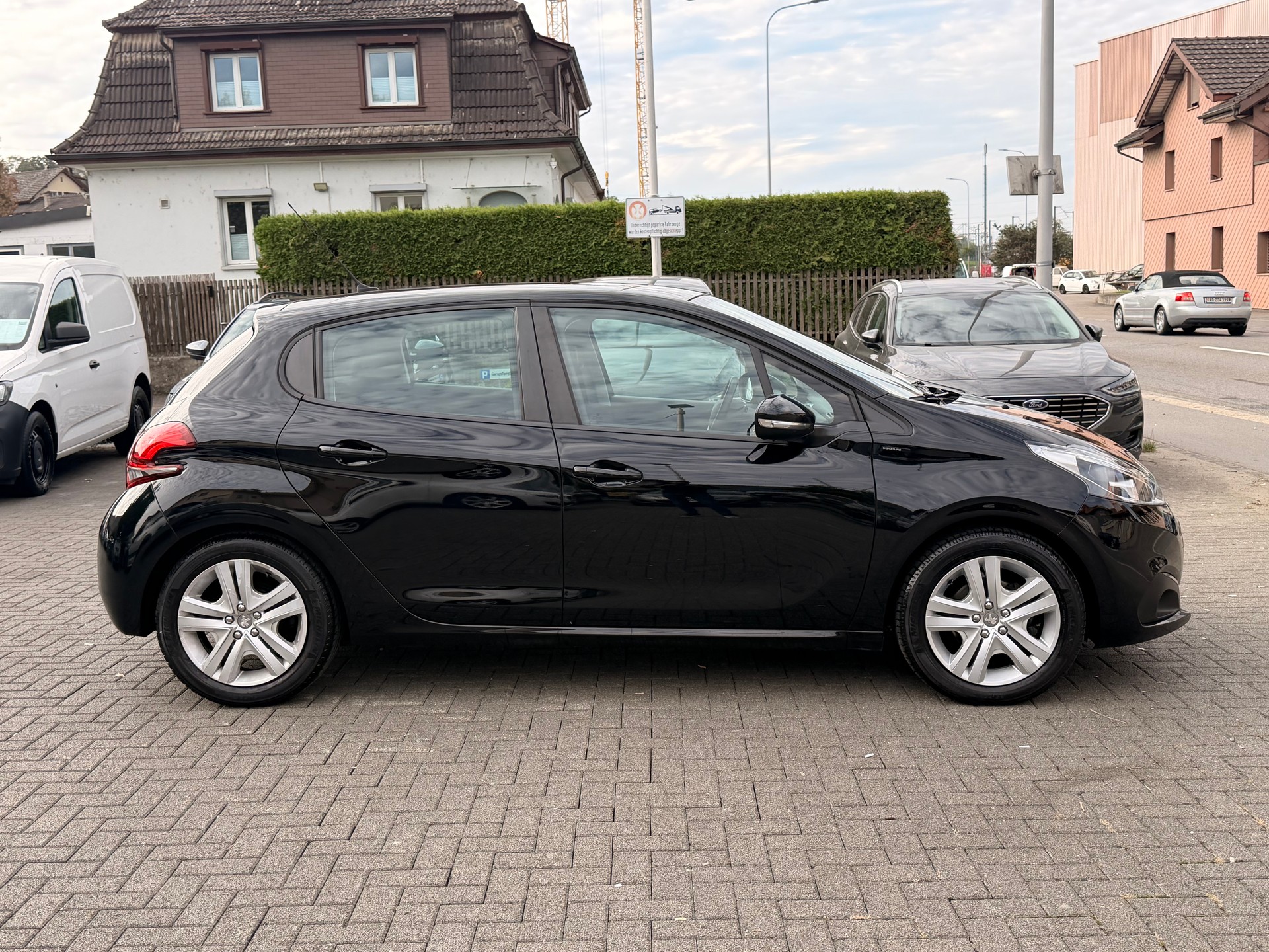 PEUGEOT 208 1.2 PureTech Active-image-1