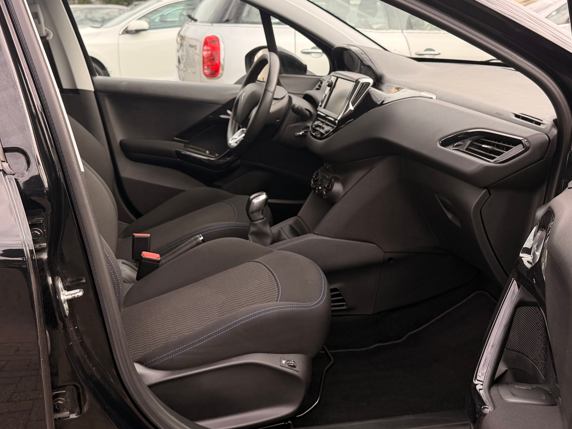 PEUGEOT 208 1.2 PureTech Active-image-11