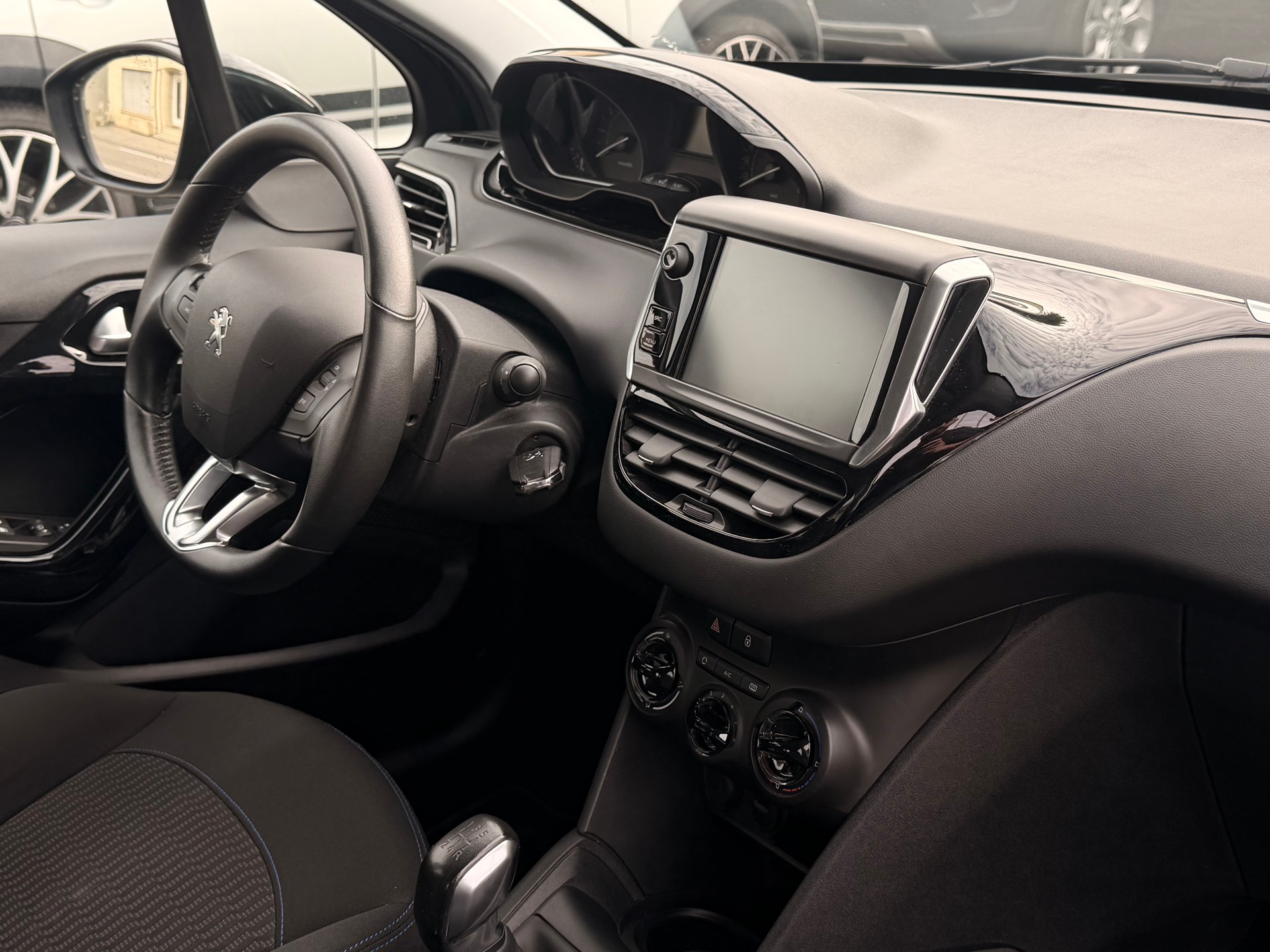 PEUGEOT 208 1.2 PureTech Active-image-10