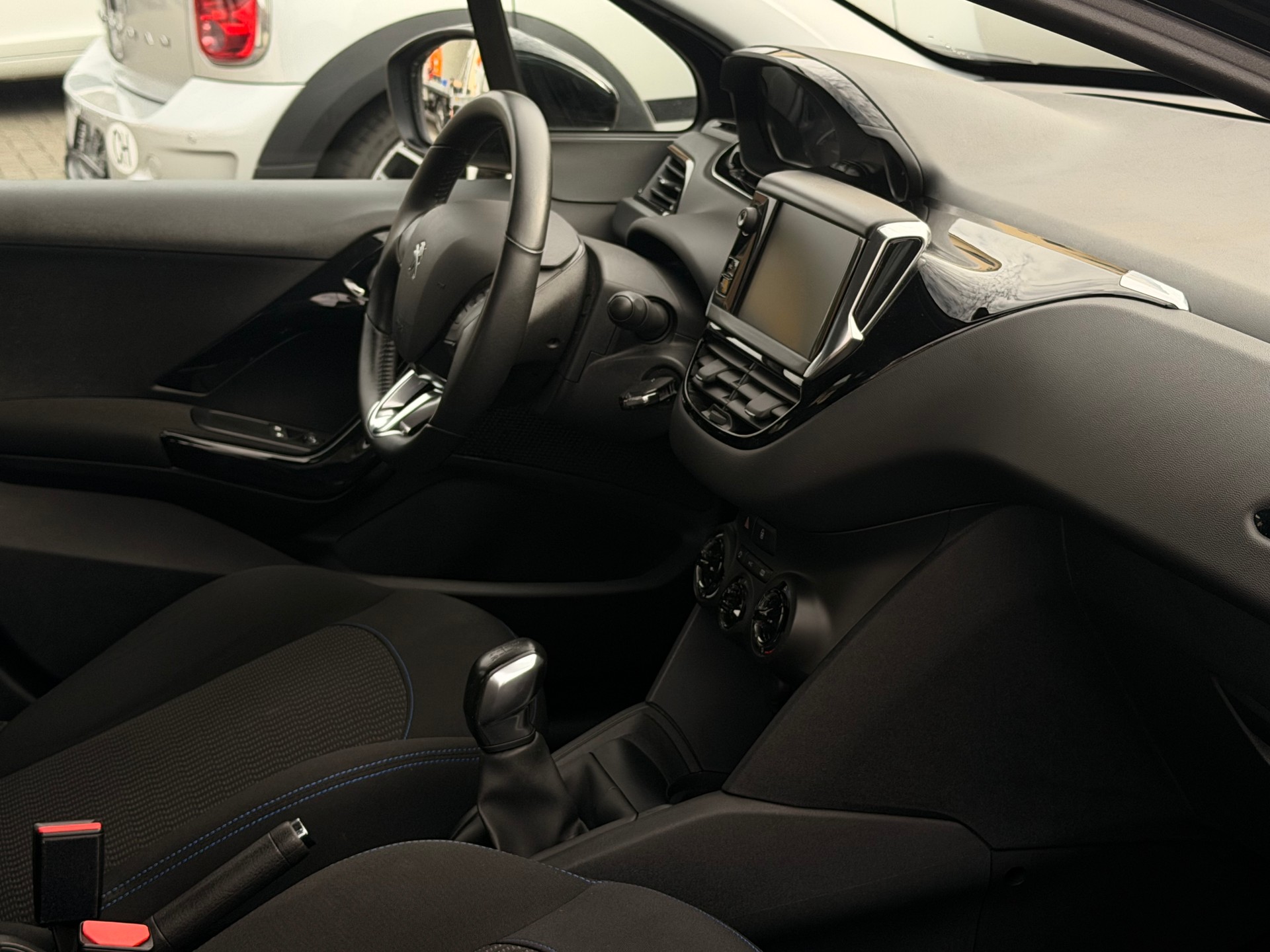 PEUGEOT 208 1.2 PureTech Active-image-9