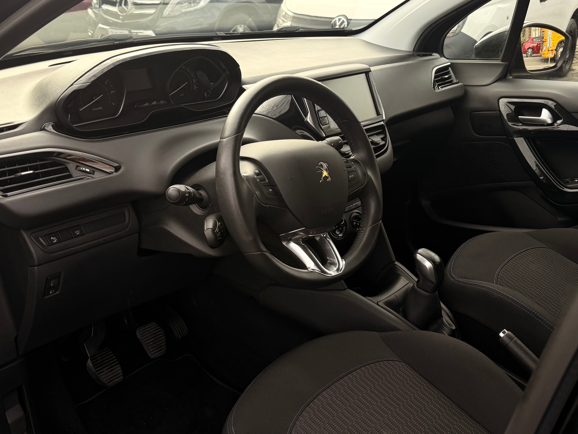 PEUGEOT 208 1.2 PureTech Active-image-8