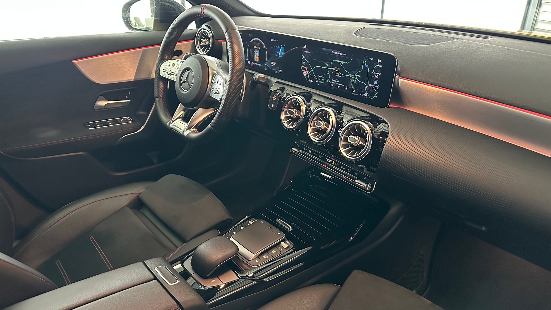 MERCEDES-BENZ A 35 AMG 4matic-image-24