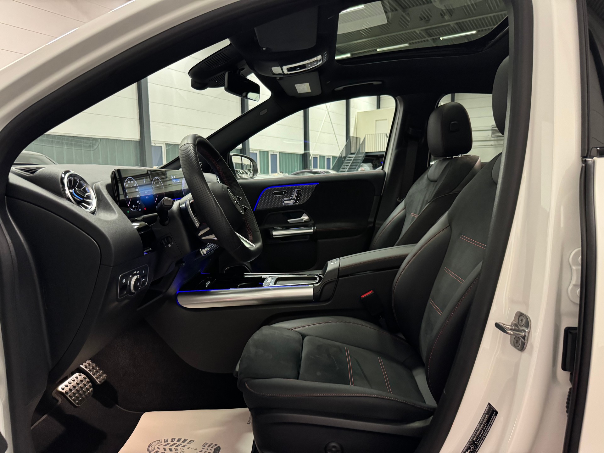 MERCEDES-BENZ GLA 200 7G-DCT AMG LINE-image-17