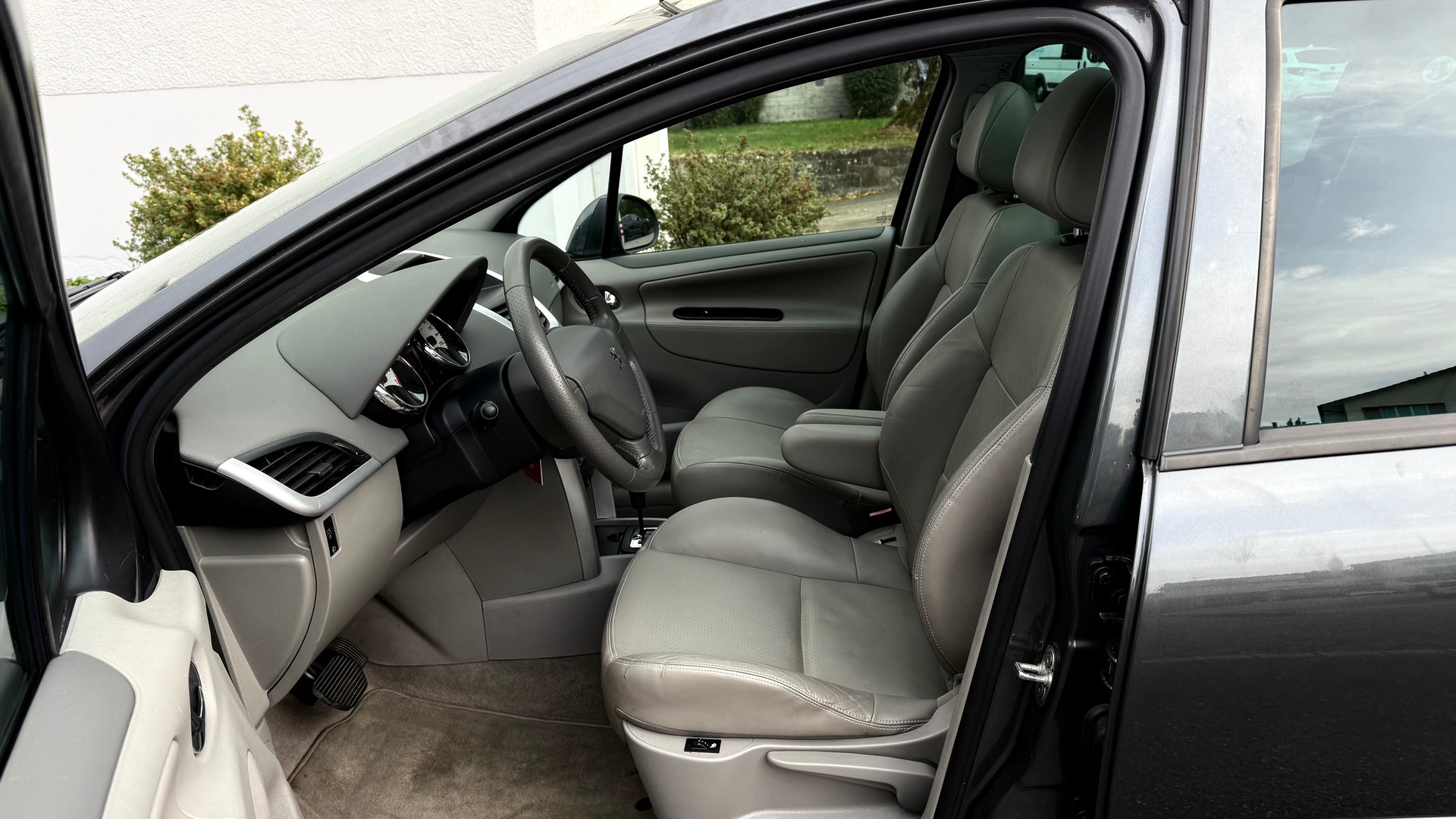 PEUGEOT 207 SW 1.6 16V Sport Automatic-image-8